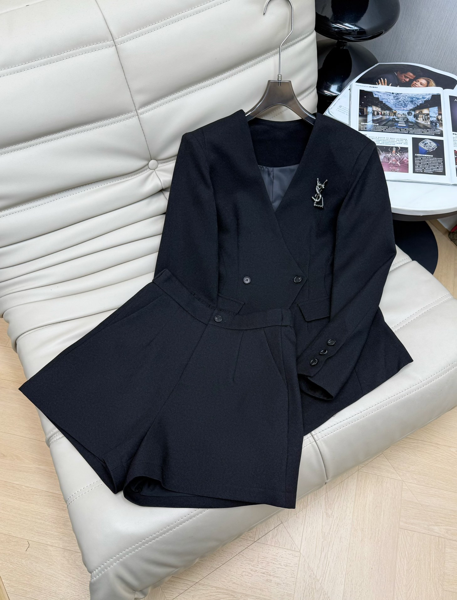 NO:748095,New spring and summer black suit, four-button suit jacket + high-waisted shorts two-piece suit, simple and elegant yet super textured!  The jacket is equipped with a metal brooch, the waist is slimmed in to show off the figure, the shorts have a great fit, the details are perfect, and the fabric is crisp, so it is very aura to wear in spring and summer!  Easily suitable for commuting and formal occasions. Elegant and capable. A must-have for working girls!  High quality customization, available in stock first size S/M/L, shorts, jackets & coats, business suit, brooch, breastpin,19860909春夏新款 黑色西装套装 四扣西装外套+高腰短裤两件套装 简约大气又超有质感！外套配金属胸针 收腰显身材 短裤版型绝好 细节满分 面料挺括,春夏穿超有气场！通勤、正式场合都能轻松驾驭 优雅又干练 职场女生必入！高品质定制 现货首发sizeS/M/L,,shorts,jackets & coats,business suit,brooch，breastpin,,Women's clothing