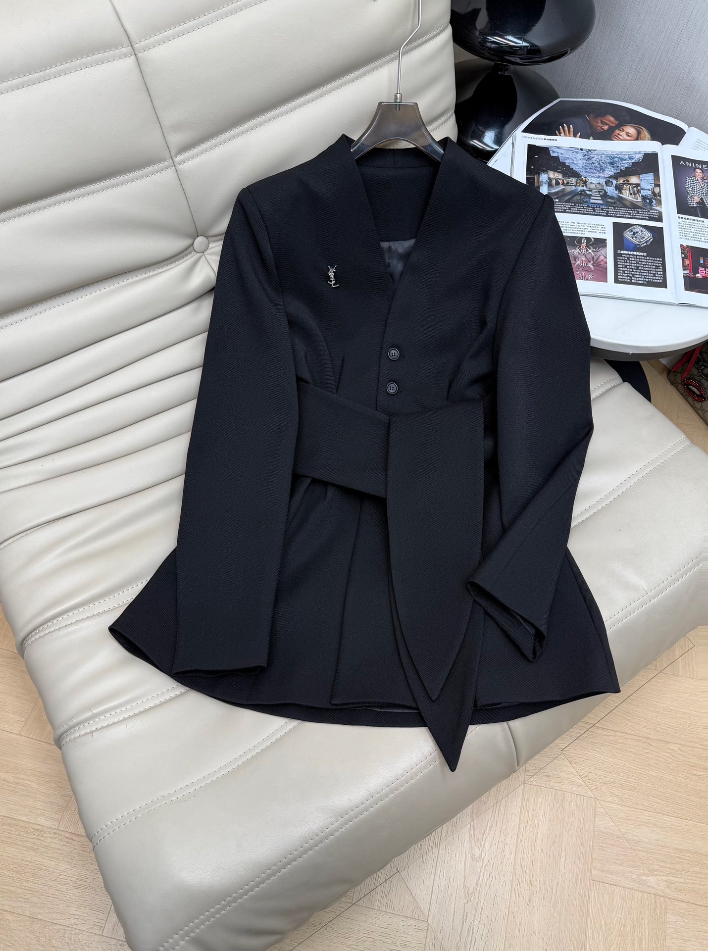 NO:748969,The popular V-neck dress has a cinched waist and ties to outline the body curve, which is elegant and elegant. The mid-length design covers the flesh and makes you look slimmer. It can be easily used for commuting, shopping and parties. With straight jeans and boots, you can easily get the Hepburn style!  Classic and versatile, practical and fashionable, a must-have item for spring and summer ~ Monochrome SML, boots, skirts, jeans,19860909爆款V领连衣裙收腰系带勾勒身材曲线,优雅又显气质.中长款设计,遮肉显瘦,通勤、逛街、聚会都能轻松驾驭.、直筒牛仔裤和长靴,赫本风轻松get！经典百搭,实用又时髦,春夏穿搭必备单品～ 单色 SML,,boots,skirts,jeans,,Women's clothing