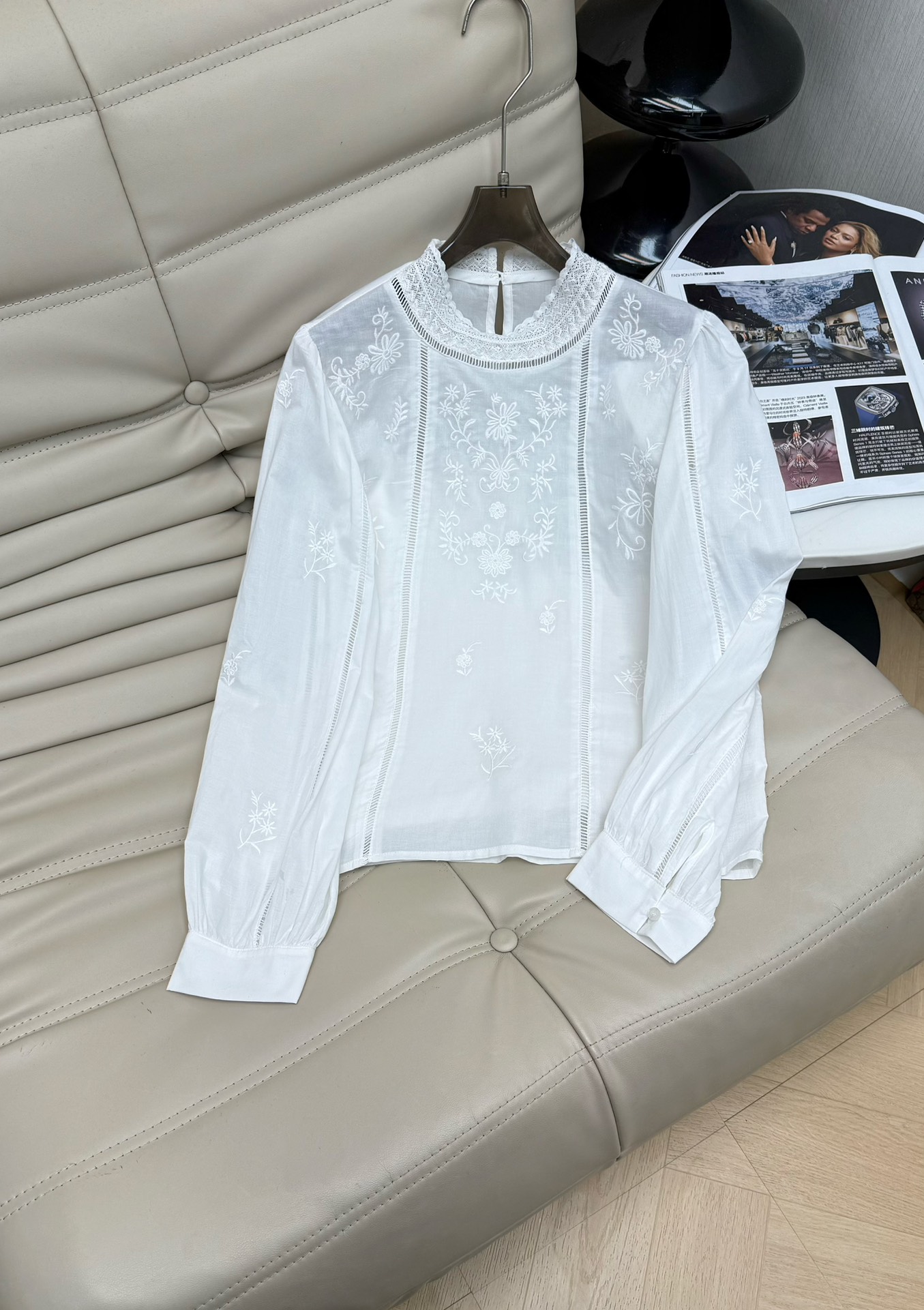 NO:748982,New embroidered round neck shirt for early spring. Elegant white embroidered linen shirt, made of light and breathable linen fabric. The overall style is fresh and artistic, refined and elegant. It has a French lazy feel. Super versatile style, whether worn alone or as a layered item, it can easily enhance the look and texture. Recommended SML, shirts,19860909早春新款刺绣圆领衬衣 优雅的白色刺绣亚麻衬衫,采用轻盈透气的亚麻面料,整体风格清新文艺,精致优雅 自带法式慵懒感.超级百搭款 无论是单穿还是作为叠穿单品,都能轻松提升造型质感 推荐 SML,,shirts,,Women's clothing