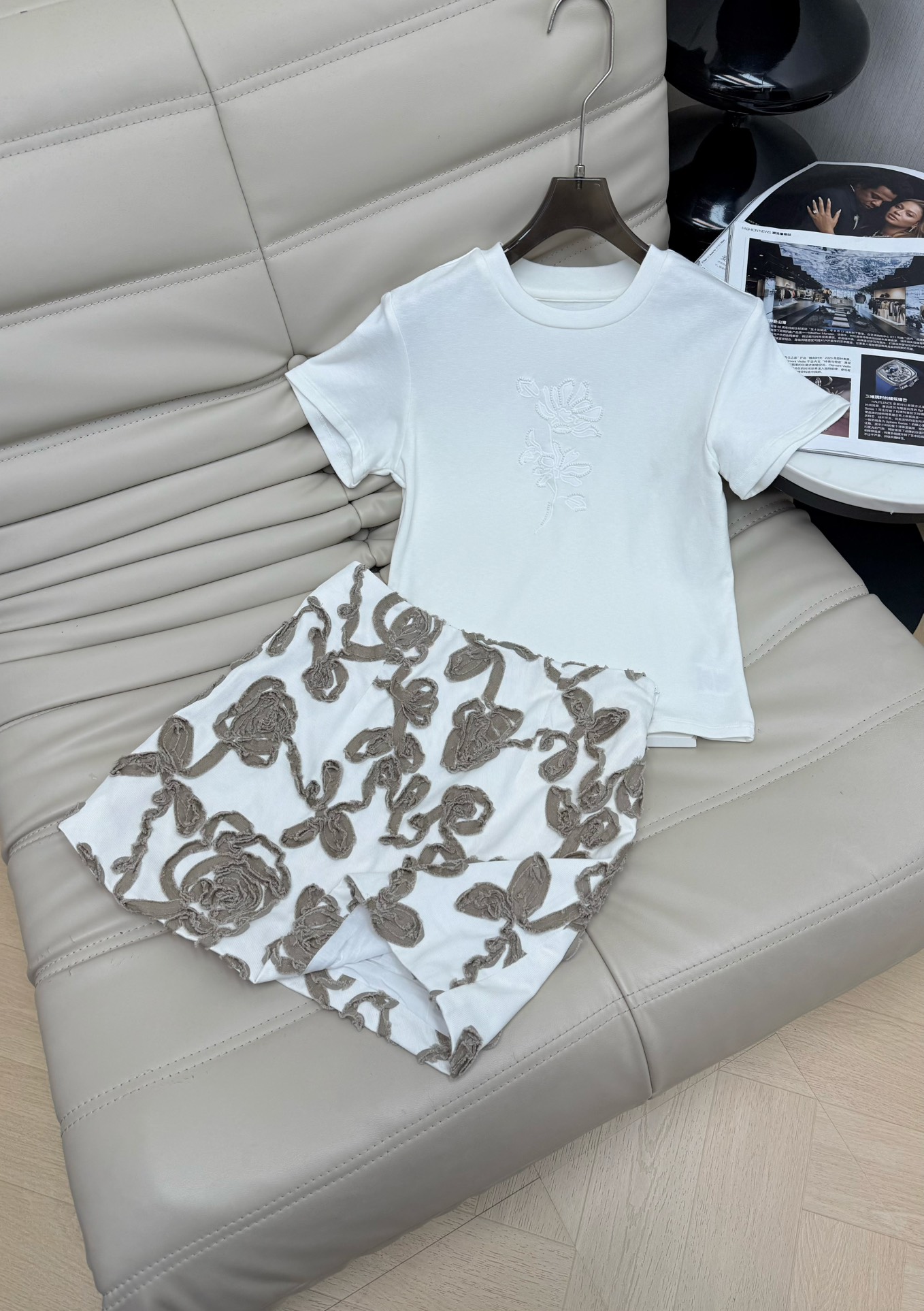 NO:748974,Exclusive first release of 26 spring and summer embroidered skirt T-shirt set. Light and thin technical fabric, retro and practical. Heavy embroidery flower design. A set is comfortable and versatile, can be easily controlled for daily commuting and leisure, and can easily get a fashionable look. 2 colors SML. Size SML. A set of M,,skirts,tees,t-shirt,19860909独家首发 26春夏系刺绣半裙T恤套装.轻薄科技面料,复古又实用.重工刺绣花设计 一套舒适百搭,日常通勤、休闲都能轻松驾驭,轻松get时尚造型2色SML.码数SML.一套M,,skirts,tees，t-shirt,,Women's clothing