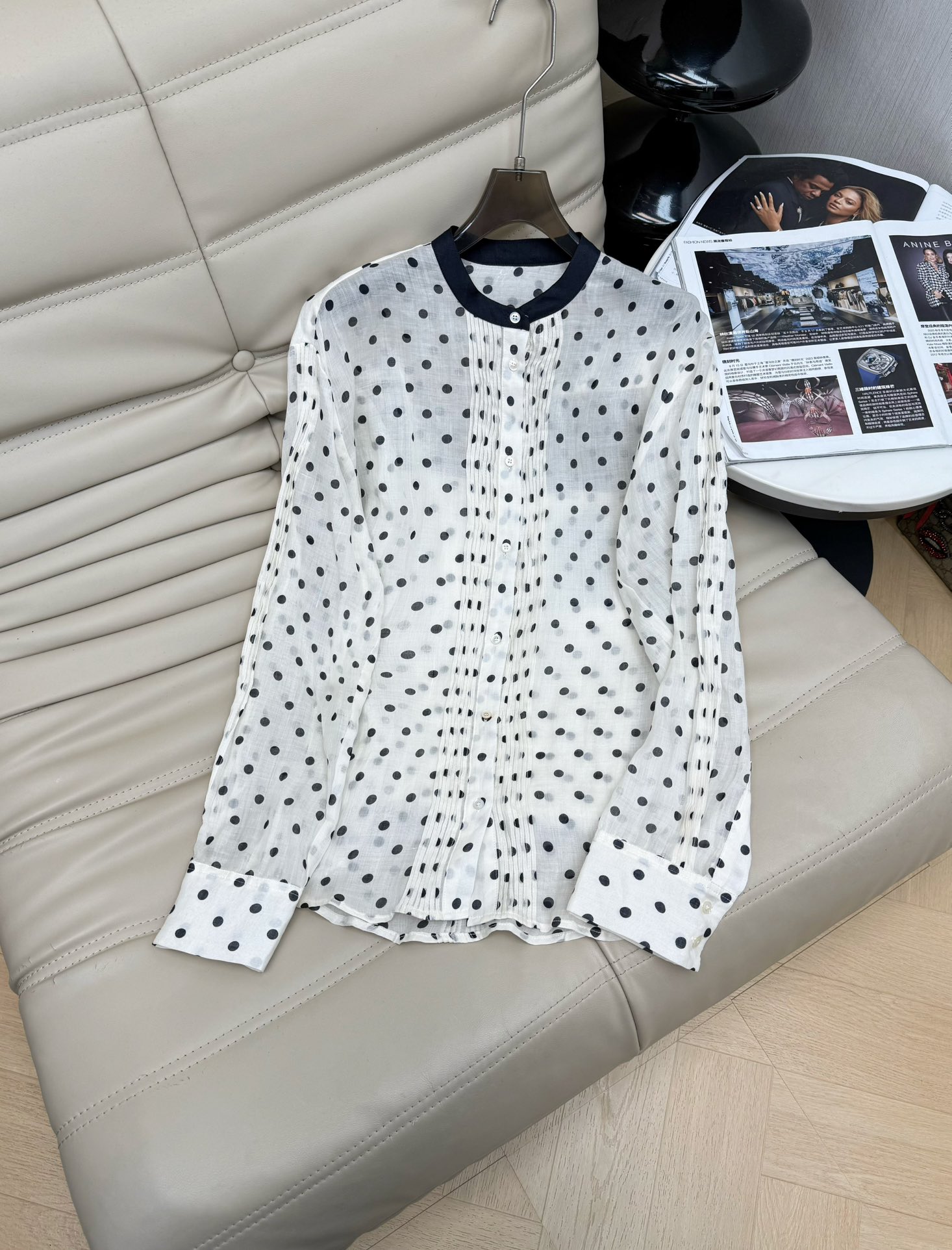 NO:749887,, 26SS This shirt is made of natural linen fabric, breathable and comfortable, and can be worn in spring, summer and autumn!  Beige bottom with black polka dots, dark round neck, full of French retro feel, loose fit and super slim fit, super body-friendly, great to wear alone or layered with. The fabric is soft and skinny, artistic and practical, and can be easily used for commuting, traveling, and leisure. It is a must-have and versatile item in the wardrobe!  Recommend SML,,shirts,19860909,26SS 这款衬衫采用天然亚麻面料,透气舒适,春夏秋都能穿！米色底配黑色波点 深色圆领 法式复古感满满宽松版型超显瘦 对身材超友好,单穿或内搭都很OK.面料柔软有骨感,文艺又实用,通勤、出游、休闲都能轻松驾驭,是衣橱必备百搭单品！推荐SML,,shirts,,Women's clothing