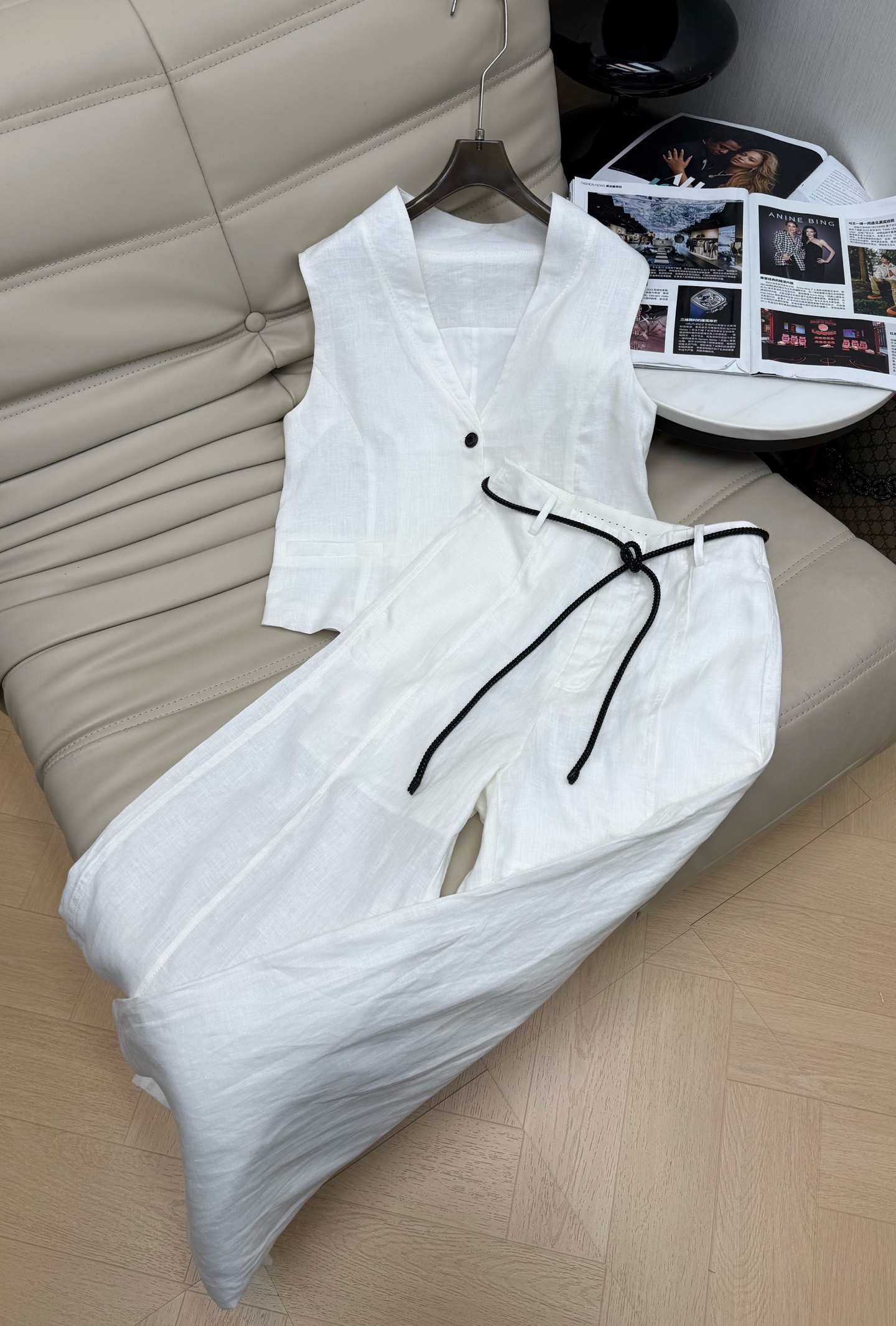NO:838026,Vest Pants 26S new linen vest wide-leg pants are made of linen material, breathable and moisture-absorbent, super comfortable to wear in summer!  The vest is V-neck, simple and detailed. The wide-leg trousers are high-waisted and have a good drape. The waist is lace-up. The linen has natural pleats that modify the shape of the legs. It gives a lazy atmosphere. Recommend SmL,,19860909马甲 裤子26S新款亚麻马甲阔腿裤 采用亚麻材质,透气又吸湿 夏天穿超舒服！马甲是V领简约又有细节感 裤子阔腿裤高腰大摆垂感好,腰部系带点缀 修饰腿型亚麻自带自然褶皱,慵懒氛围感拉满推荐SmL,,,Women's clothing