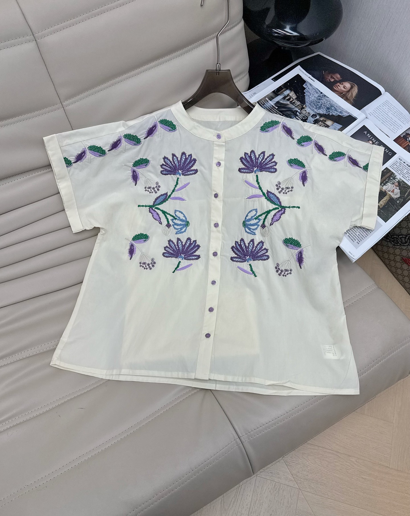 NO:839832,2026 niche series embroidered tops are made of light and breathable cotton fabric, super comfortable to wear in summer!  Ethnic style embroidery, purple and green colors are very artistic, short sleeves + stand-up collar design, retro and fashionable, looks great with simple bottoms or ethnic style accessories~SML,,T-shirt,198609092026设小众系列刺绣上衣 采用轻薄透气棉质面料,夏天穿超舒服！民族风花色刺绣,紫绿配色超有艺术感,短袖+立领设计,复古又时髦搭配简约下装或民族风配饰都超好看~SML,,T-shirt,,Women's clothing