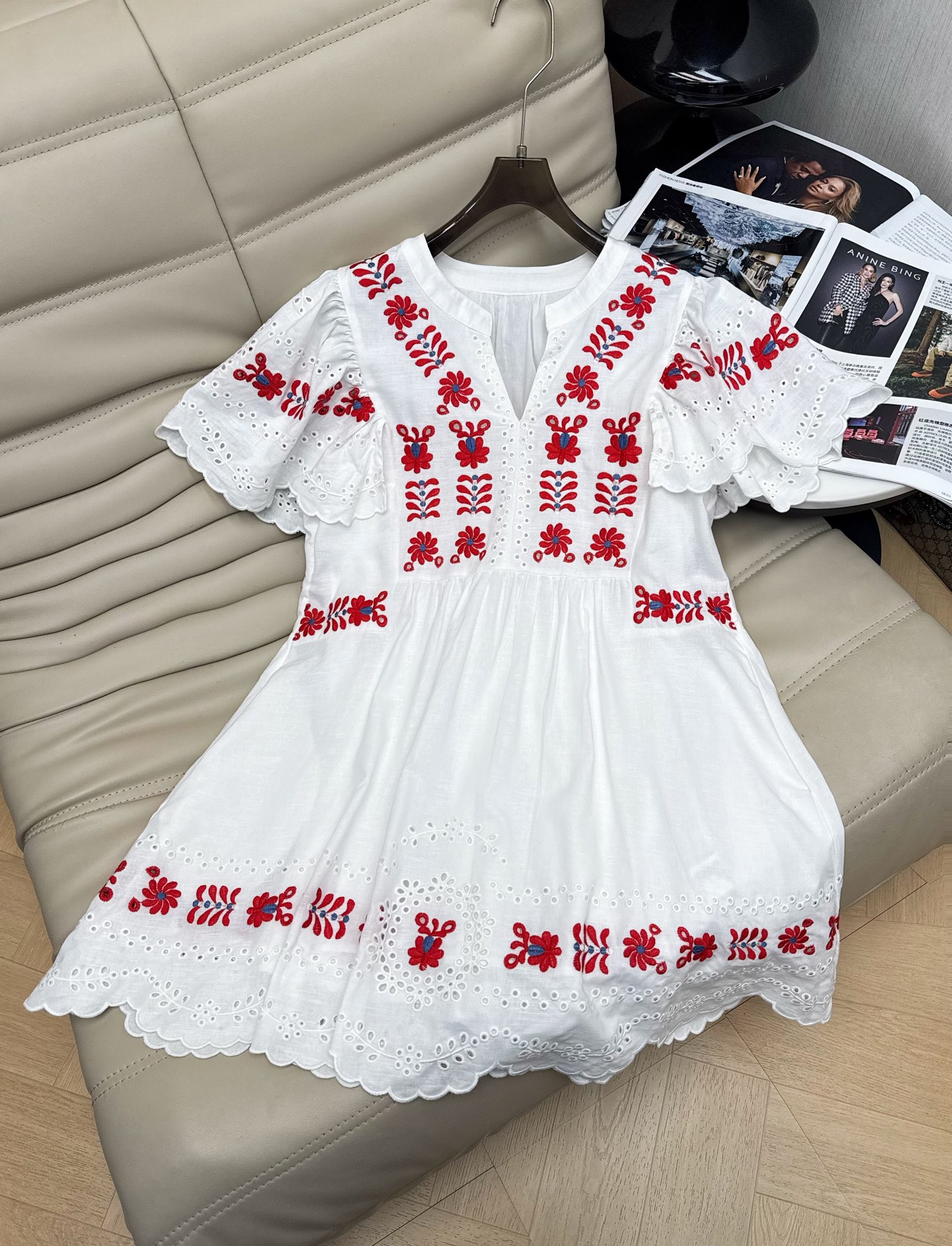 NO:839830,26Ss white embroidered dress is made of light cotton mixed with linen fabric, which is super breathable for summer wear!  Red floral embroidery embellishment, wavy cut + hollow details, retro and romantic. The V-neck design modifies the neck line, the short-sleeved ruffles add a feminine temperament, and the skirt is loose, perfect for daily travel or vacation, perfect for a fresh and natural look!  SML,,skirts,T-shirt,1986090926Ss白色刺绣连衣裙采用轻薄棉质混返亚麻面料,夏天穿超透气！红色花卉刺绣点缀,波浪剪裁+镂空细节,复古又浪漫.V领设计修饰颈部线条,短袖荷叶边增添柔美气质,裙摆宽松,日常出行或度假都很适合清新自然感满分！SML,,skirts,T-shirt,,Women's clothing