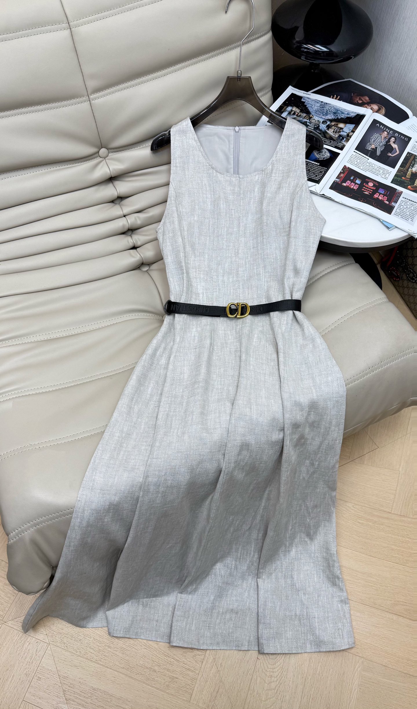 NO:840491,26Ss new summer style sleeveless waistline linen dress. Made of natural linen fabric, light and breathable. High-end details with texture. Simple yet stylish. Round neck zipper design. Waisted and slim fit. Belt to outline the waist. Perfect upper body temperament. There are always occasions when gatherings and shopping are definitely the focus of the crowd. One color and three sizes. SML,,skirts,1986090926Ss夏季新款 无袖收腰亚麻连衣裙 采用天然亚麻面料,轻盈透气 自带纹理感的高级细节 简约而不失格调 圆领拉链设计 收腰修身版型 配腰带勾勒腰身 上身气质满分～总要场合聚会逛街绝对是人群中的焦点一色三码 SML,,skirts,,Women's clothing