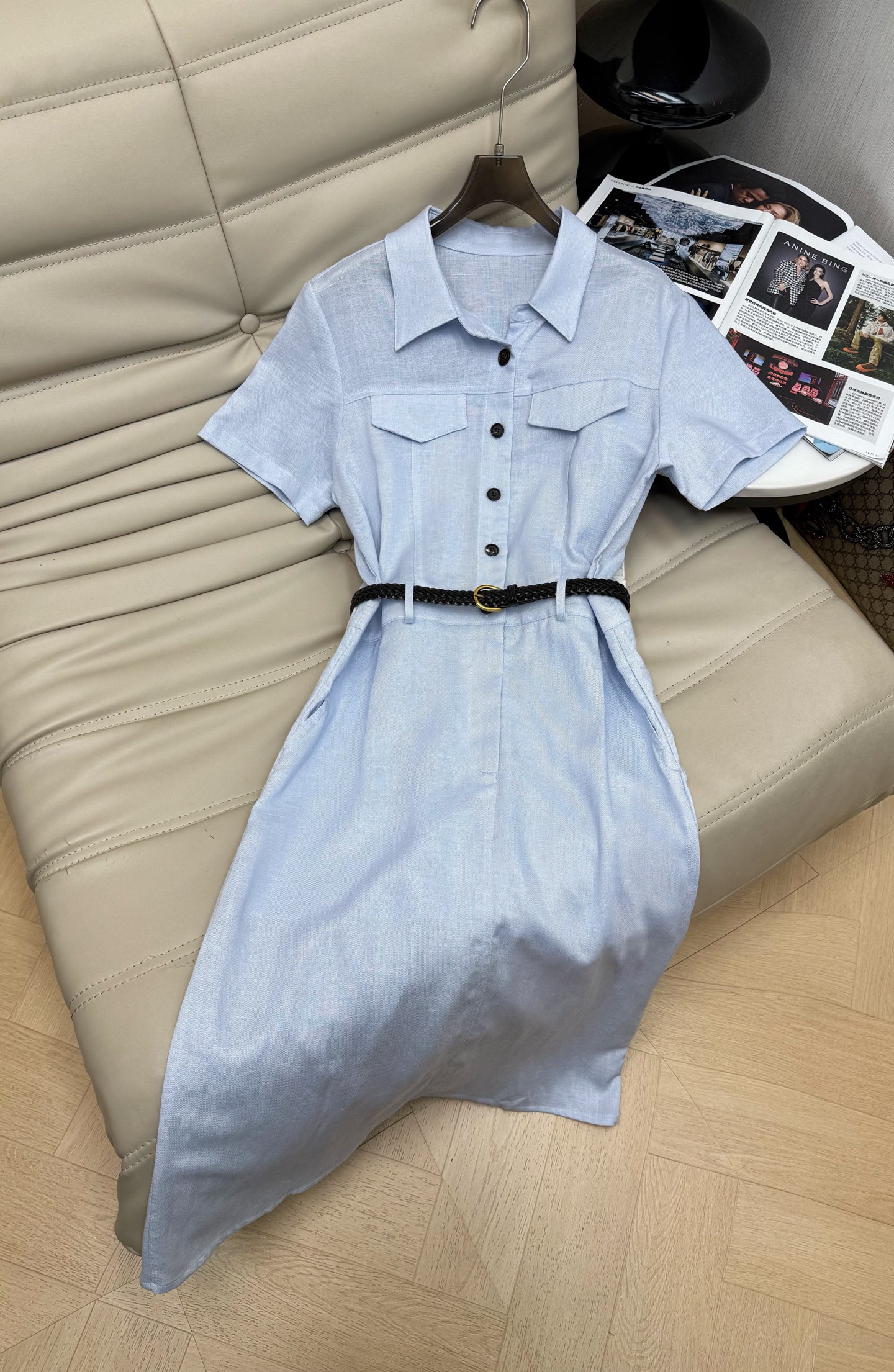NO:841183,The popular 26Ss shirt dress is made of natural fabrics that are light and breathable, making it super comfortable to wear in summer!  Classic shirt collar + short sleeve design, black buttons and belt embellishments. The belt is pure woven leather, and the waist is narrowed to show the body proportions. The skirt is of moderate length, which can be easily controlled for commuting, vacation, and daily life. The color is blue, fresh and natural, and paired with a straw bag or sandals, the summer atmosphere is perfect. Simple and practical, it is a must-have and versatile item for the summer wardrobe!  SML,,sandals,espadrilles,skirts,shirts,T-shirt,19860909爆款26Ss衬衫连衣裙采用天然面料轻薄透气,夏天穿超舒服！经典衬衫领+短袖设计,黑色纽扣和腰带点缀 腰带真皮纯收工编织,收腰显身材比例 裙摆长度适中,通勤、度假、日常都能轻松驾驭.颜色蓝色清新自然,搭配草编包或凉鞋,夏日氛围感满分.简约又实用,是夏季衣橱必备百搭单品！SML,,sandals,espadrilles,skirts,shirts,T-shirt,,Women's clothing