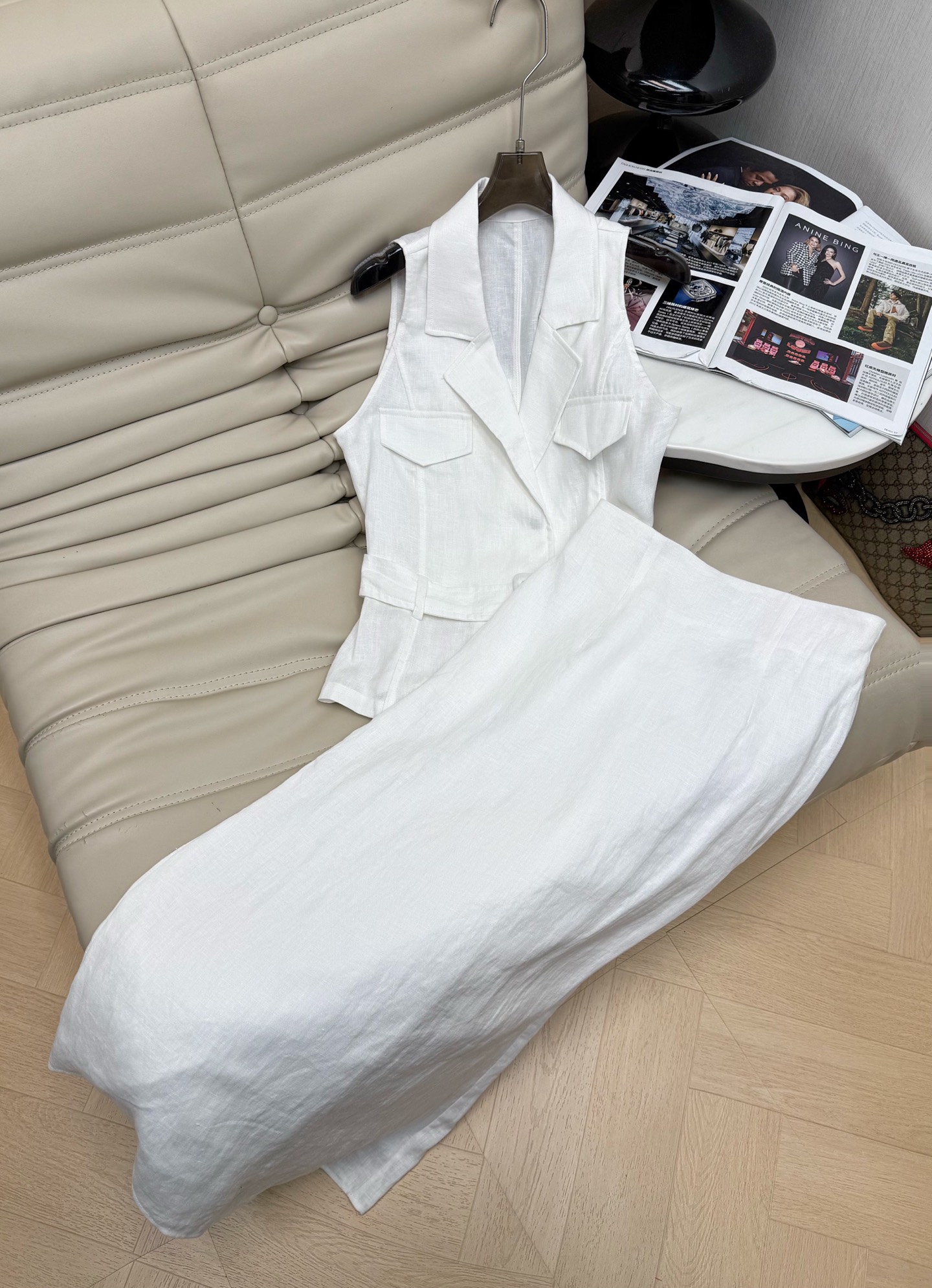 NO:841189,Tops and skirts 26Ss new linen sleeveless vest + linen skirt. Natural linen material, breathable and comfortable, perfect for summer!  Vest lapel + sleeveless design, retro and intellectual, double chest pockets are practical and detailed. The long skirt is simple and draped, modifying the body shape, the overall style is gentle and retro, linen has its own natural texture, and the texture is perfect. Recommended,,skirts,19860909上衣 半裙 26Ss新款亚麻无袖马甲+亚麻半裙 天然亚麻材质,透气又舒适,夏天穿超合适！马甲翻领+无袖设计,复古知性,胸前双口袋实用又有细节感 长裙简约垂坠,修饰身形,整体风格温柔复古,亚麻自带自然纹理,质感满分 推荐,,skirts,,Women's clothing
