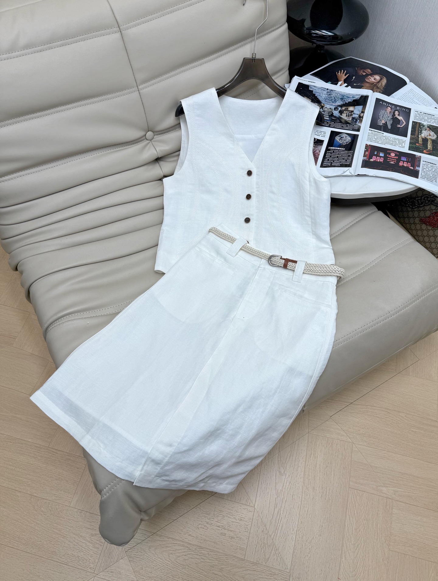 NO:842752,Top, skirt, 2026Ss old money style linen vest suit, sleeveless V-neck vest + high-waisted midi skirt, breathable linen fabric, perfect for summer!  The single-breasted design of the vest is full of details. The skirt is equipped with a woven belt to modify the waistline, making the overall body relaxed and elegant. It can be easily worn on vacation and in daily life. Pair it with sandals or white shoes to achieve a refreshing temperament~ Top MB00, skirt MB00,,sandals,skirts,19860909上衣 半裙 2026Ss老钱风亚麻马甲套装 无袖V领马甲+高腰中裙 亚麻透气面料 夏天穿超合适！马甲单排扣设计,细节感满满,半裙配编织腰带 修饰腰线,整体松弛优雅.度假、日常都能轻松驾驭,搭配凉鞋或小白鞋,清爽气质拿捏住啦～上衣MB00 半裙MB00,,sandals,skirts,,Women's clothing