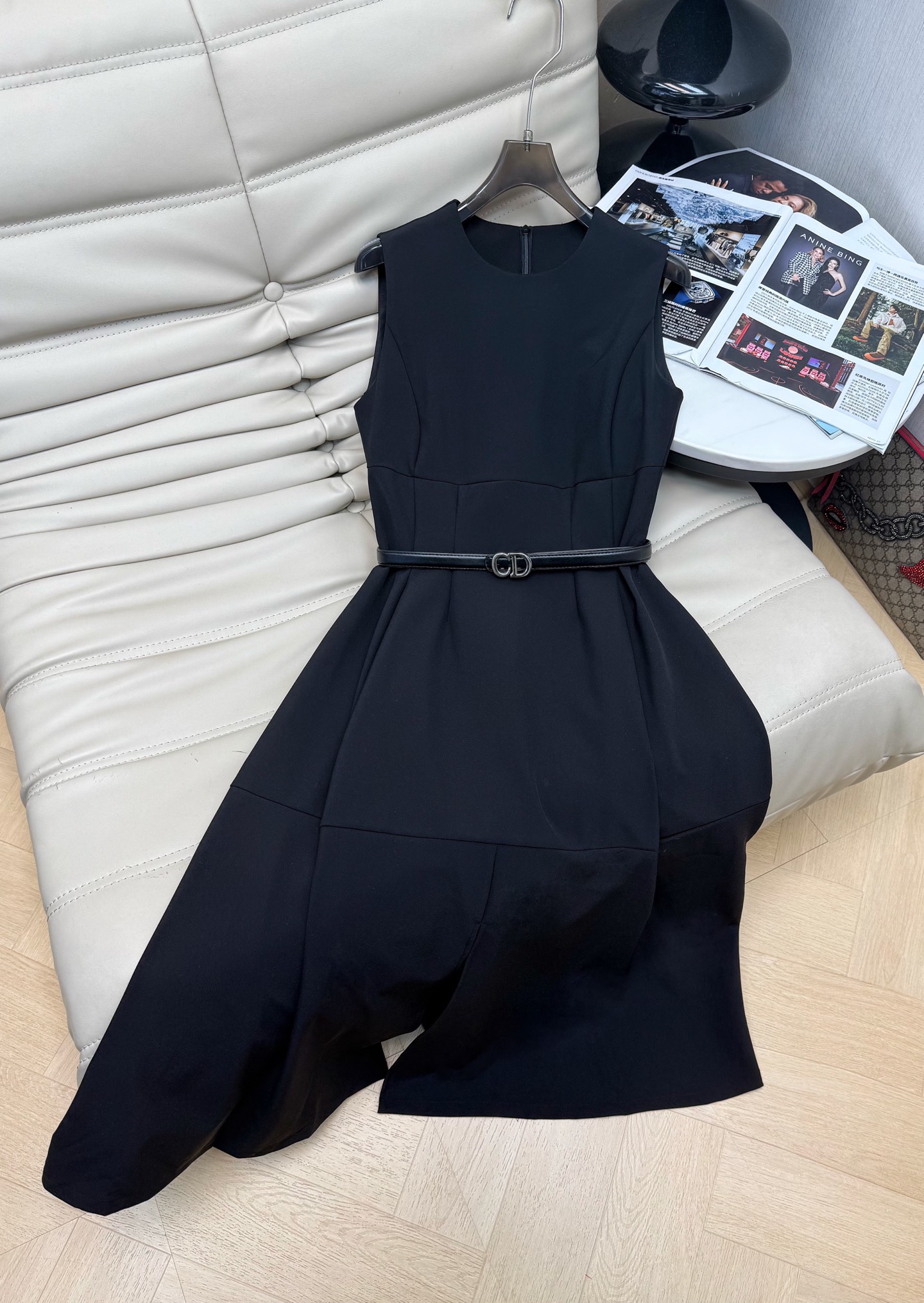 NO:842063,26Ss black sleeveless waist dress is simple and elegant, full of light luxury style. The leather belt has a metal buckle design, which modifies the waistline and makes you look slimmer. The skirt is irregularly cut, full of layers, and the fabric is draped and comfortable. It is also very breathable in summer. It has both temperament and practicality, making it a must-have and versatile item in the wardrobe!  S M L,,skirts,1986090926Ss黑色无袖收腰连衣裙 简约优雅 轻奢风满满 皮腰带金属扣设计,修饰腰线超显瘦.裙摆不规则剪裁,层次感十足,面料垂坠舒适,夏天穿也很透气.气质与实用性兼具,是衣橱必备百搭单品！S M L,,skirts,,Women's clothing