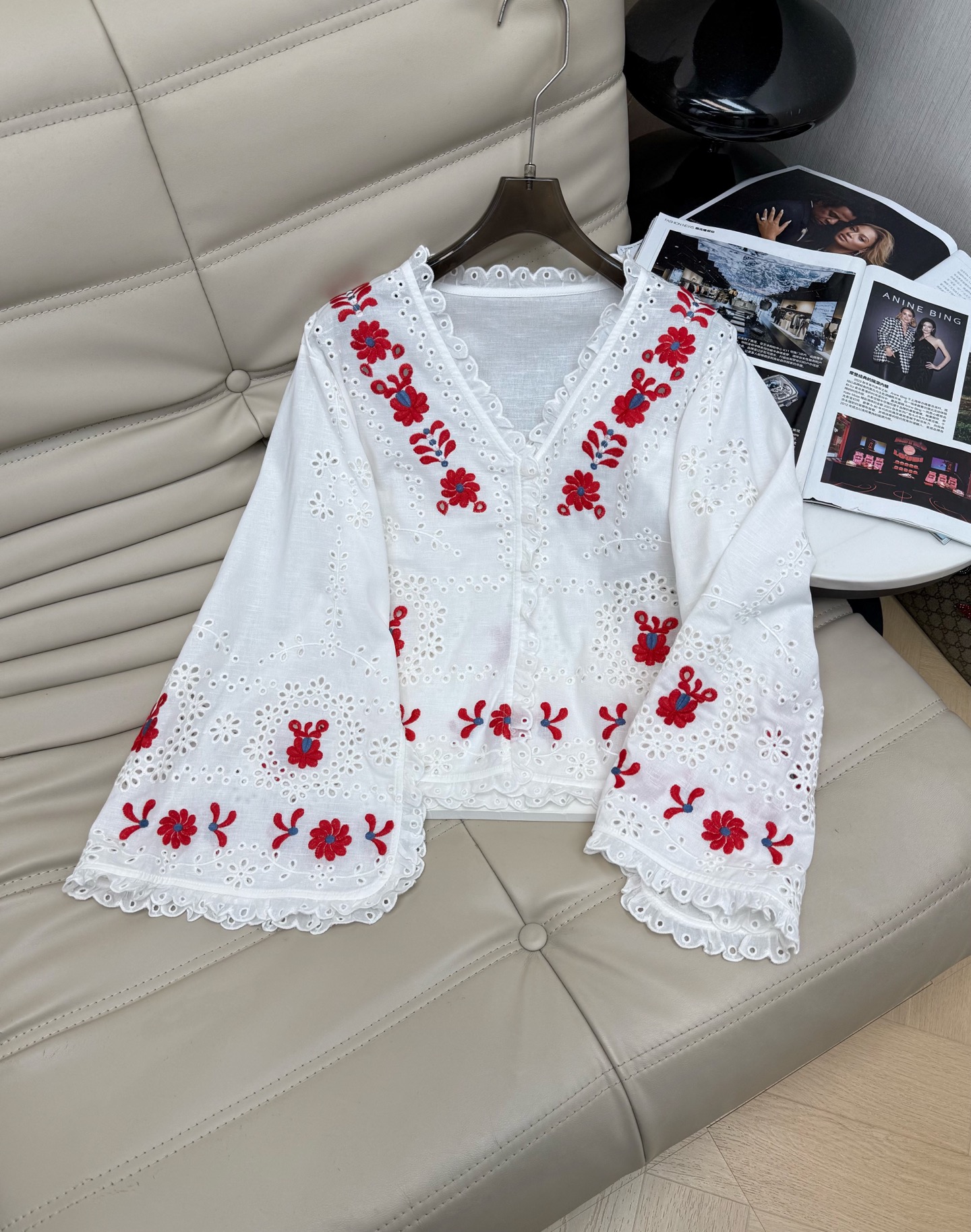NO:842035,26Ss new embroidered shirt, white cotton fabric + red floral embroidery, French retro feel!  The hollow craftsmanship and round neck design, the slightly expanded cuffs and small slits are full of design~the details are super exquisite. Nordic style, elegant and practical, very suitable for spring and summer, and looks great with jeans or long skirts~SML,,skirts,jeans,shirts,1986090926Ss新款刺绣衬衫 白色棉质面料+红色花卉刺绣,法式复古感！镂空工艺和圆领设计,袖口微外扩小开叉设计感满满～细节超精致.北欧风格,优雅又实用,春夏穿超适合,搭配牛仔裤或长裙都很出彩～SML,,skirts,jeans,shirts,,Women's clothing