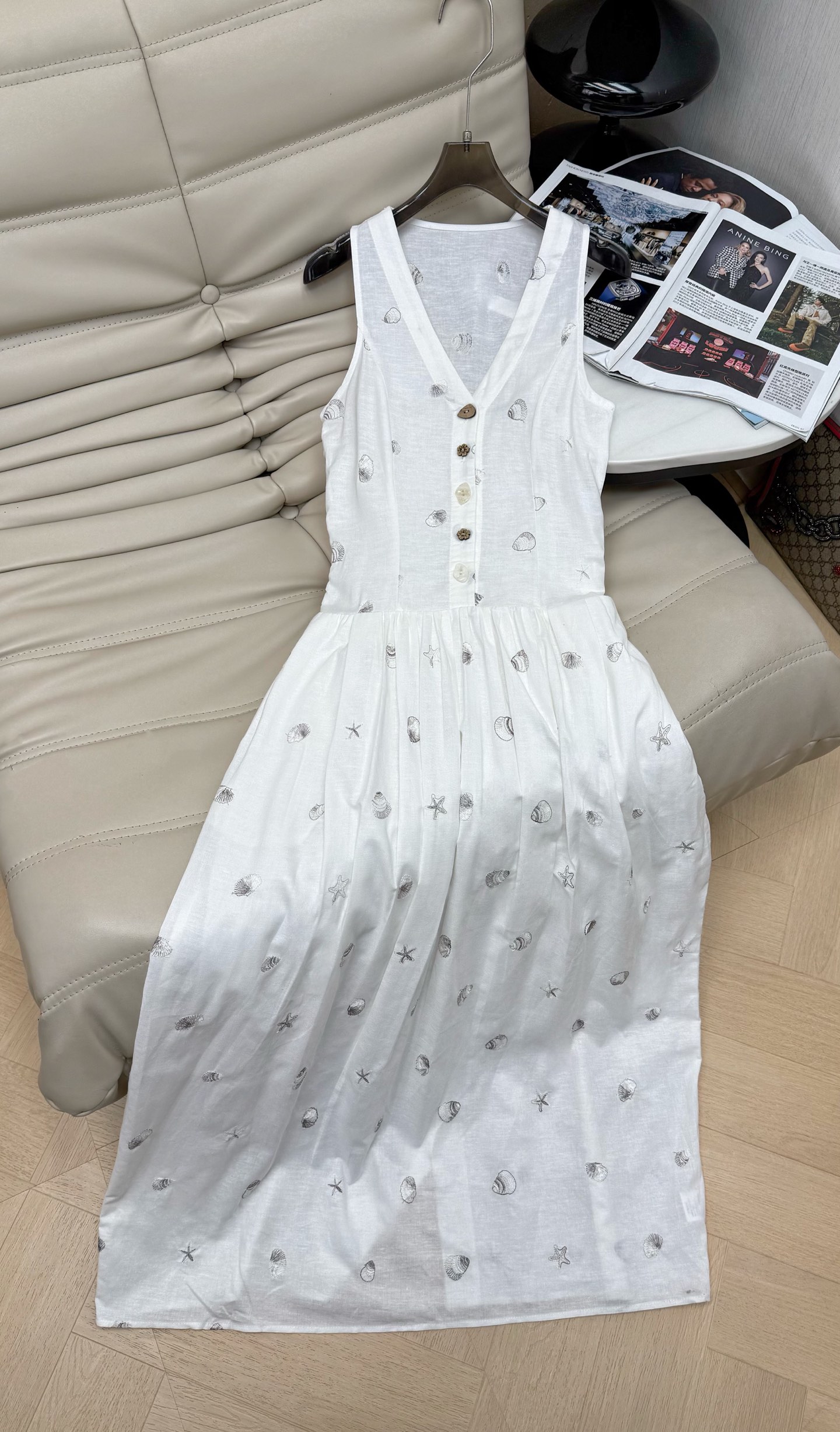 NO:842039,The popular 2026Ss French resort style dress. Light and breathable fabric is perfect for summer!  Sleeveless + V-neck + waist tie design, flattering the figure and elegant. The skirt is embroidered with stars, moon and shells, full of romance, and the skirt is loose and elegant, so it can be worn daily on vacation. Pair it with sandals or straw bags to easily get the French atmosphere~SML,,sandals,espadrilles,skirts,19860909爆款2026Ss法式度假风连衣裙 轻盈透气面料超适合夏天！无袖+V领+收腰系带设计,修饰身形又优雅.裙身星星月亮贝壳刺绣,浪漫感满满,裙摆宽松飘逸,度假日常都能穿.搭配凉鞋或草编包,轻松get法式氛围感～SML,,sandals,espadrilles,skirts,,Women's clothing
