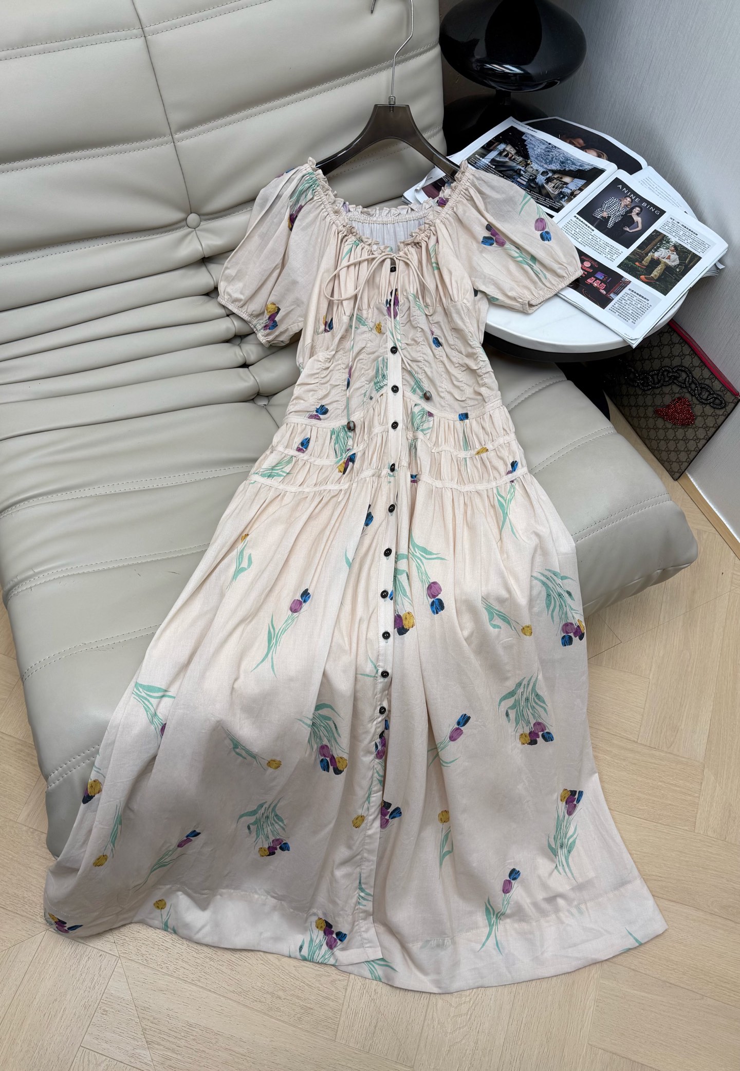 NO:842047,26Ss spring and summer tulip print dress, full of French pastoral style!  Milky apricot color base + hand-painted colorful tulips, full of fresh and healing feeling. Lightweight pure cotton material, soft and breathable, super comfortable to wear in summer. Square collar + puff sleeves + laces, retro and sweet, waist pleat design shows body and freedom. The skirt is loose, easy to control on vacation, outdoor, and daily life, and the relaxed and romantic atmosphere can be directly grasped. SML,,skirts,1986090926Ss春夏郁金香印花连衣裙,法式田园风满满！奶杏色底+手绘彩色郁金香,清新治愈感拉满.轻盈纯棉材质 柔软透气,夏天穿超舒服.方领+泡泡袖+系带,复古又甜美,腰部褶皱设计显身材又自在.裙摆宽松,度假、户外、日常都能轻松驾驭,松弛浪漫氛围感直接拿捏. SML,,skirts,,Women's clothing