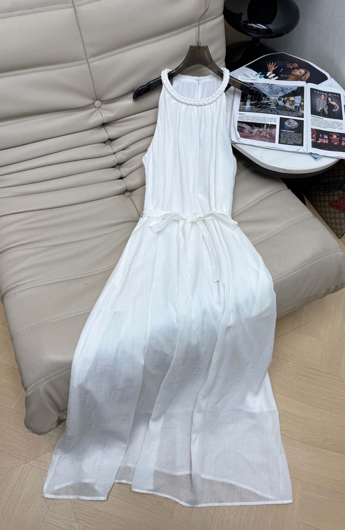 NO:842773,26Ss sleeveless dress is simple and elegant, full of French temperament. Linen fabric is light and draping. The collar is woven with a sense of detail. The waist tie design modifies the figure and is flexible. The bud skirt is flexible and elegant. It can be easily controlled for commuting, vacation and daily life. Sleeveless and refreshing, you can easily get a high-end look!  SML,,skirts,1986090926Ss无袖连衣裙 简约优雅 法式气质满满 亚麻面料轻薄垂顺面料 领子编织设计 细节感满满～ 腰部系带设计,修饰身形又灵活,花苞裙摆灵动飘逸,通勤、度假、日常都能轻松驾驭 无袖清爽 轻松get高级感穿搭！SML,,skirts,,Women's clothing
