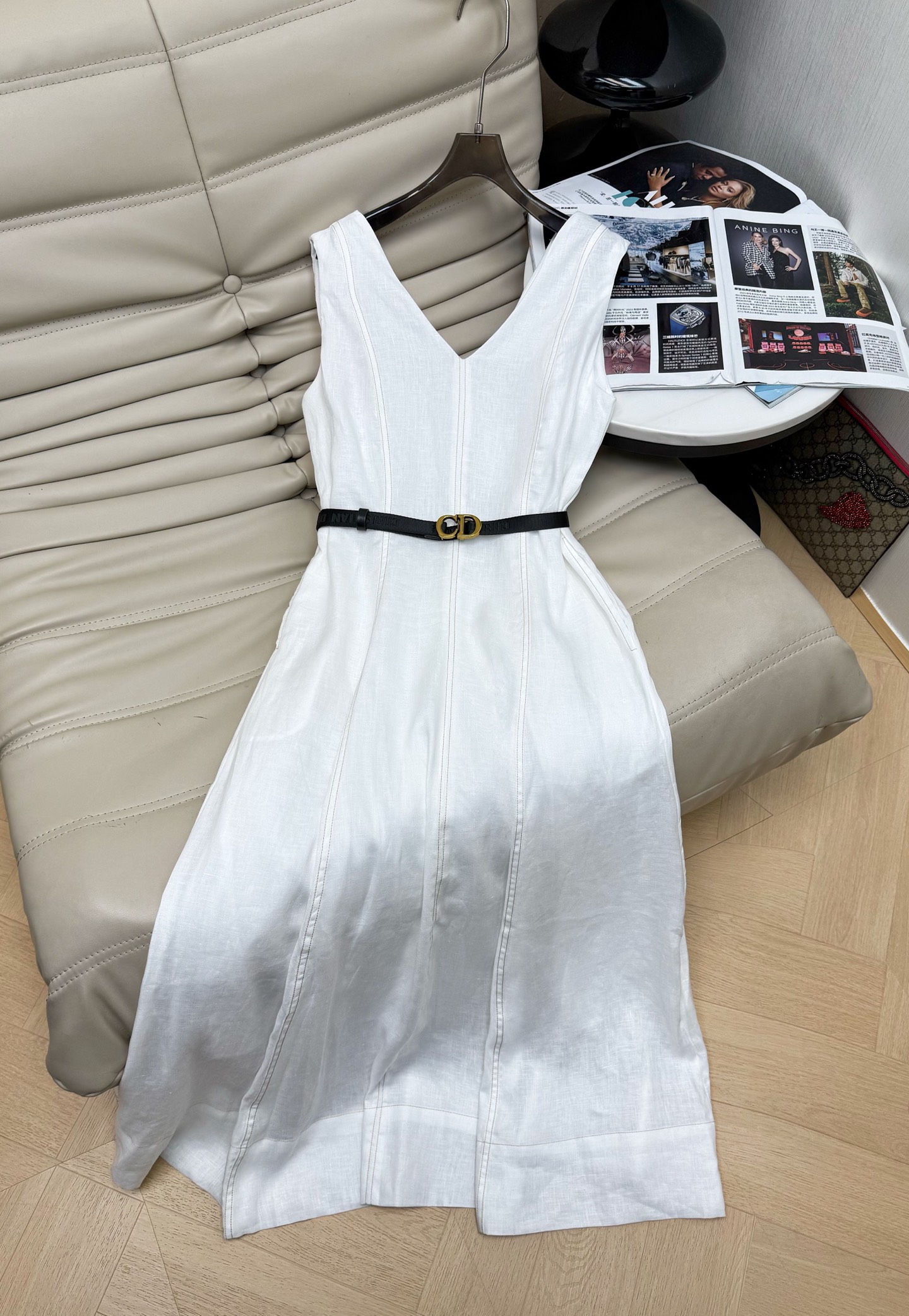 NO:842758,26Ss linen sleeveless dress V-neck + A-line skirt design, simple and elegant, super breathable and comfortable to wear in summer!  Paired with a thin black belt + metal buckle, it modifies the waistline and gives a perfect sense of proportion. The skirt is loose, making it easy to manage on daily commutes, vacations, and at the beach. The linen material is moisture-absorbent and breathable, so it is not stuffy in hot weather. It looks great with a straw bag or sandals~SML,,sandals,espadrilles,skirts,1986090926Ss亚麻无袖连衣裙 V领+A字裙摆设计,简约优雅,夏天穿超透气又舒适！搭配黑色细腰带+金属扣,修饰腰线,比例感满分.裙摆宽松,日常通勤、度假、海边都能轻松驾驭,亚麻材质吸湿透气,炎热天气也不闷.搭配草编包或凉鞋都超好看～SML,,sandals,espadrilles,skirts,,Women's clothing