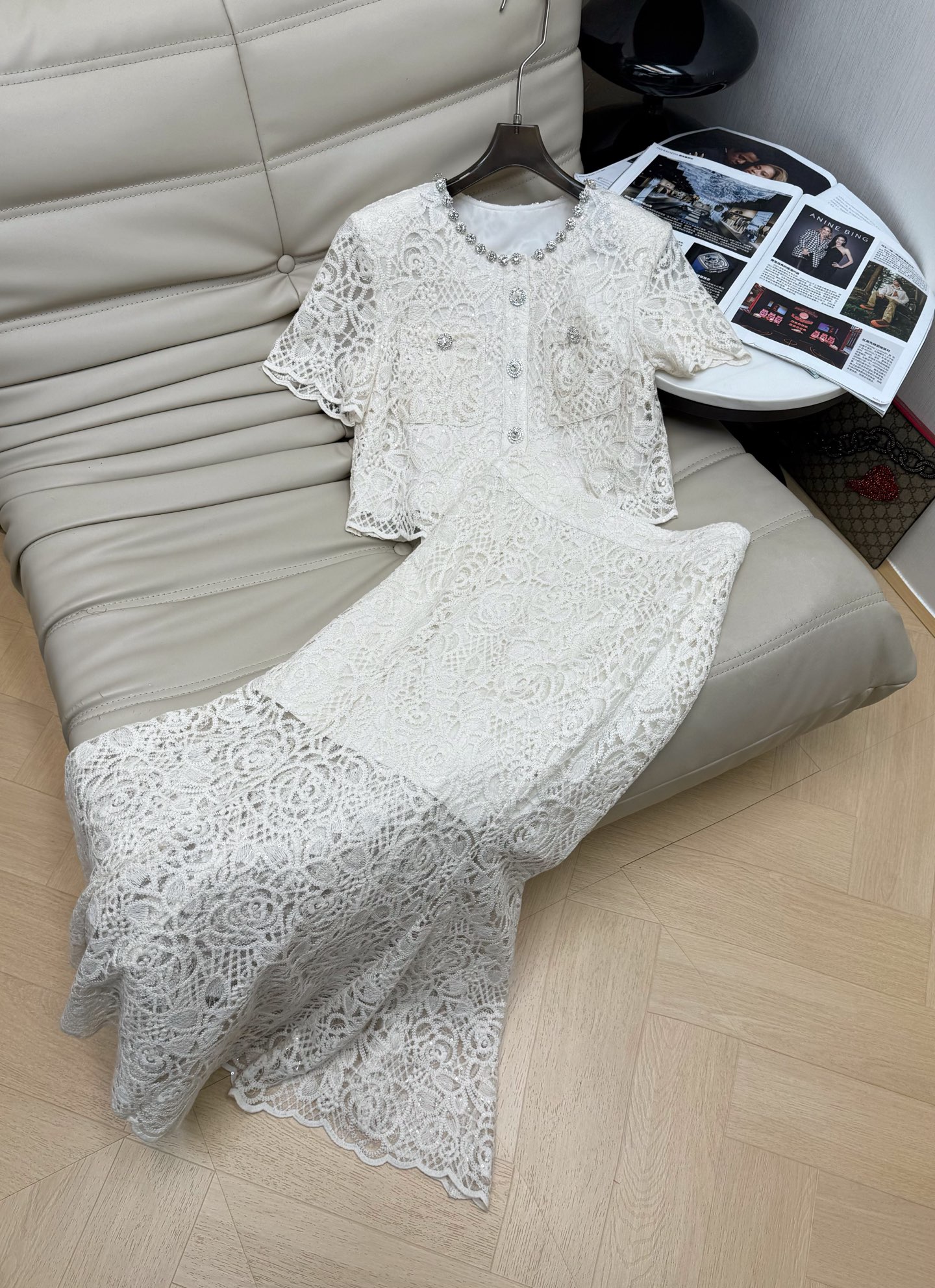 NO:842764,26Ss lace fishtail skirt suit top + high waist fishtail skirt, full of French romantic atmosphere!  The top has hollow lace + exquisite buttons, which is elegant and breathable, and is super comfortable to wear in spring and summer. The fishtail skirt is slim-fitting and has delicate lace patterns, giving it a sense of elegance when walking. Full of sophistication ~ you can directly control your temperament!  Recommend SML,,skirts,1986090926Ss蕾丝鱼尾裙套装 上衣+高腰鱼尾半身裙 法式浪漫氛围感拉满！上衣镂空蕾丝+精致纽扣,优雅又透气,春夏穿超舒服 半裙鱼尾裙修身剪裁,蕾丝花纹细腻,走路自带飘逸感.精致感满满～气质直接拿捏！ 推荐SML,,skirts,,Women's clothing
