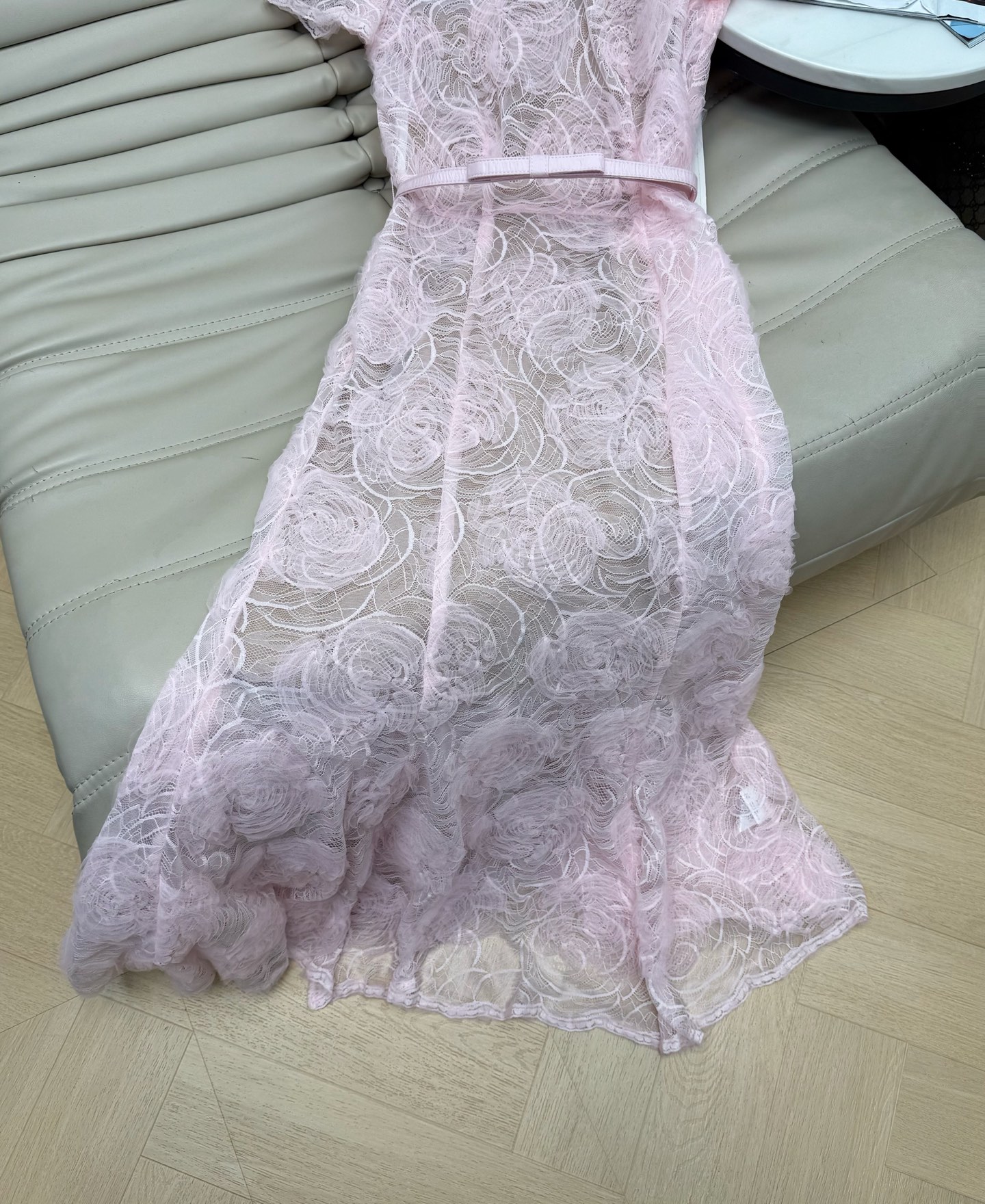 🆕26新品 ♥️白月光花朵蕾丝鱼尾连衣裙立体绢花刺绣蕾丝 繁复蕾丝丰富肌理层次领口点缀水晶刺绣阳光下折射
