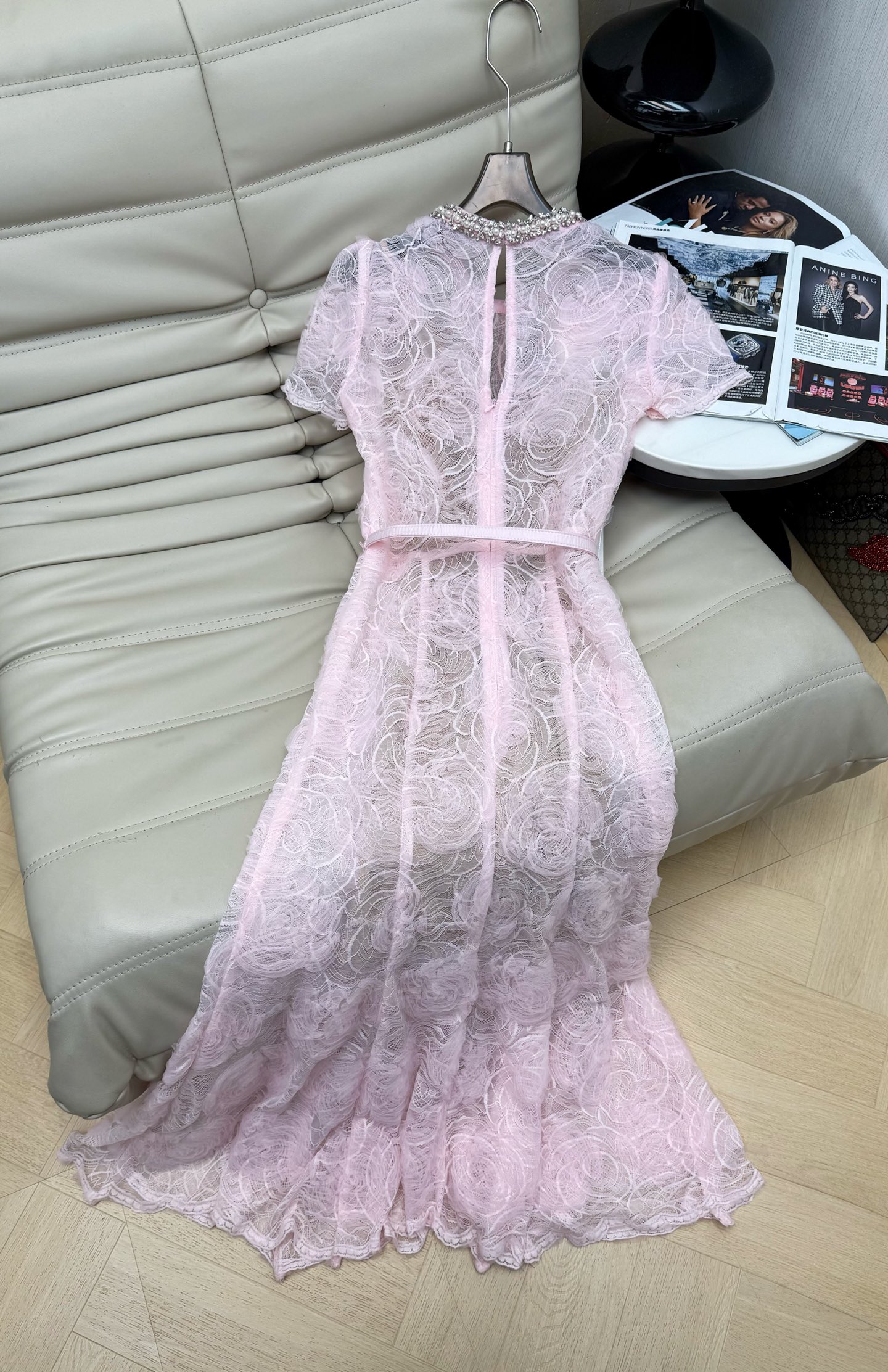 🆕26新品 ♥️白月光花朵蕾丝鱼尾连衣裙立体绢花刺绣蕾丝 繁复蕾丝丰富肌理层次领口点缀水晶刺绣阳光下折射