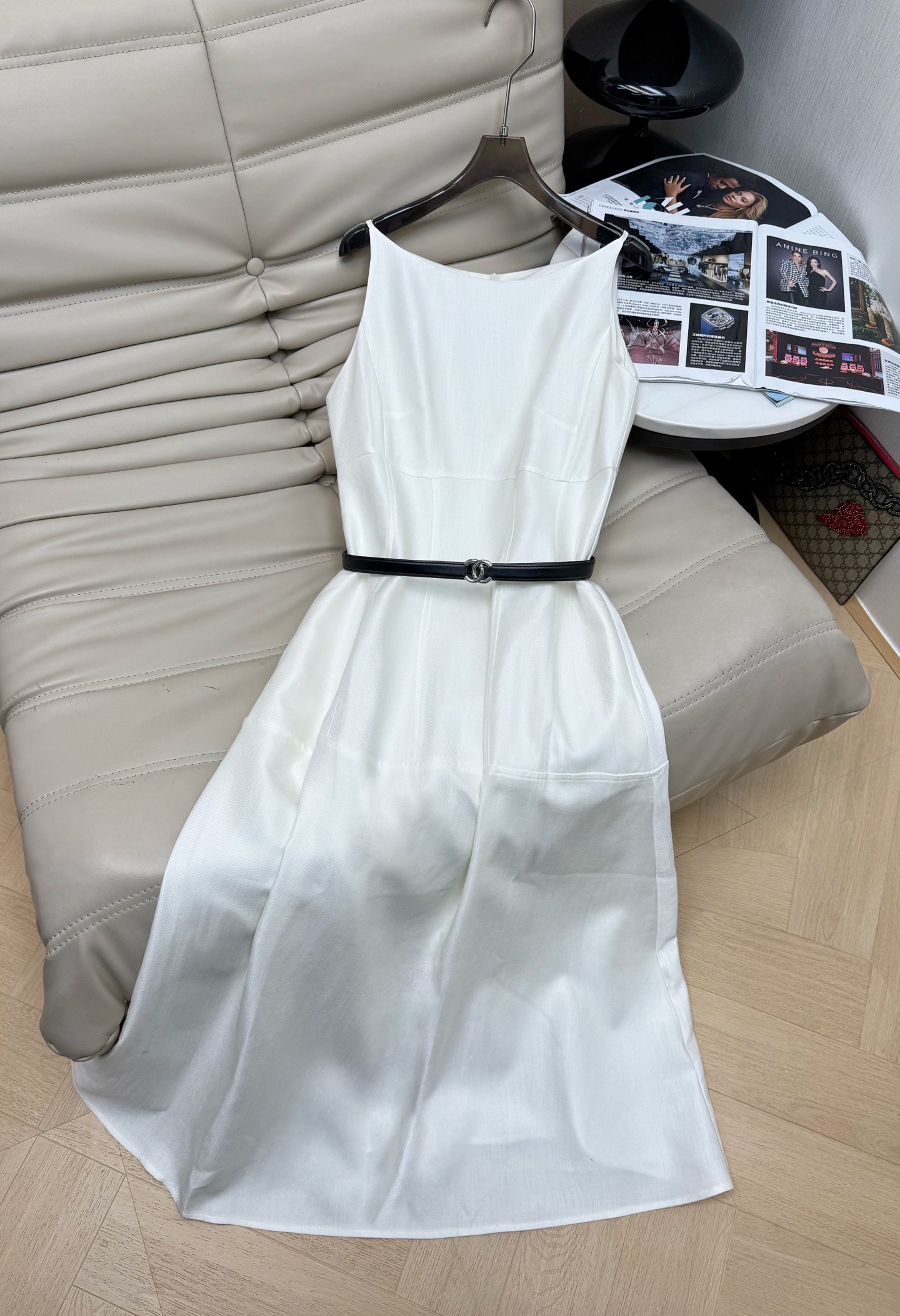 NO:843657,20Ss sleeveless waist dress, simple and elegant, with a particularly good fit. It comes with a belt to modify the waistline, which makes you look slimmer and enhances your temperament. The skirt is loose and can move freely, so it can be worn for daily commuting. The lining design is opaque, and the details are exquisite. The cuffs and skirt are very smooth. It is smart with a belt. It is more casual without a belt, and it is easy to switch between multiple styles~,,skirts,1986090920Ss无袖收腰连衣裙,简约大方 版型特别好 配腰带修饰腰线,显瘦又提升气质.裙摆宽松 活动自如 通勤日常都能穿.有里布设计不透光,细节走线精致,袖口和裙摆都很平整,搭配腰带干练,不系腰带更随性,轻松切换多种风格～,,skirts,,Women's clothing
