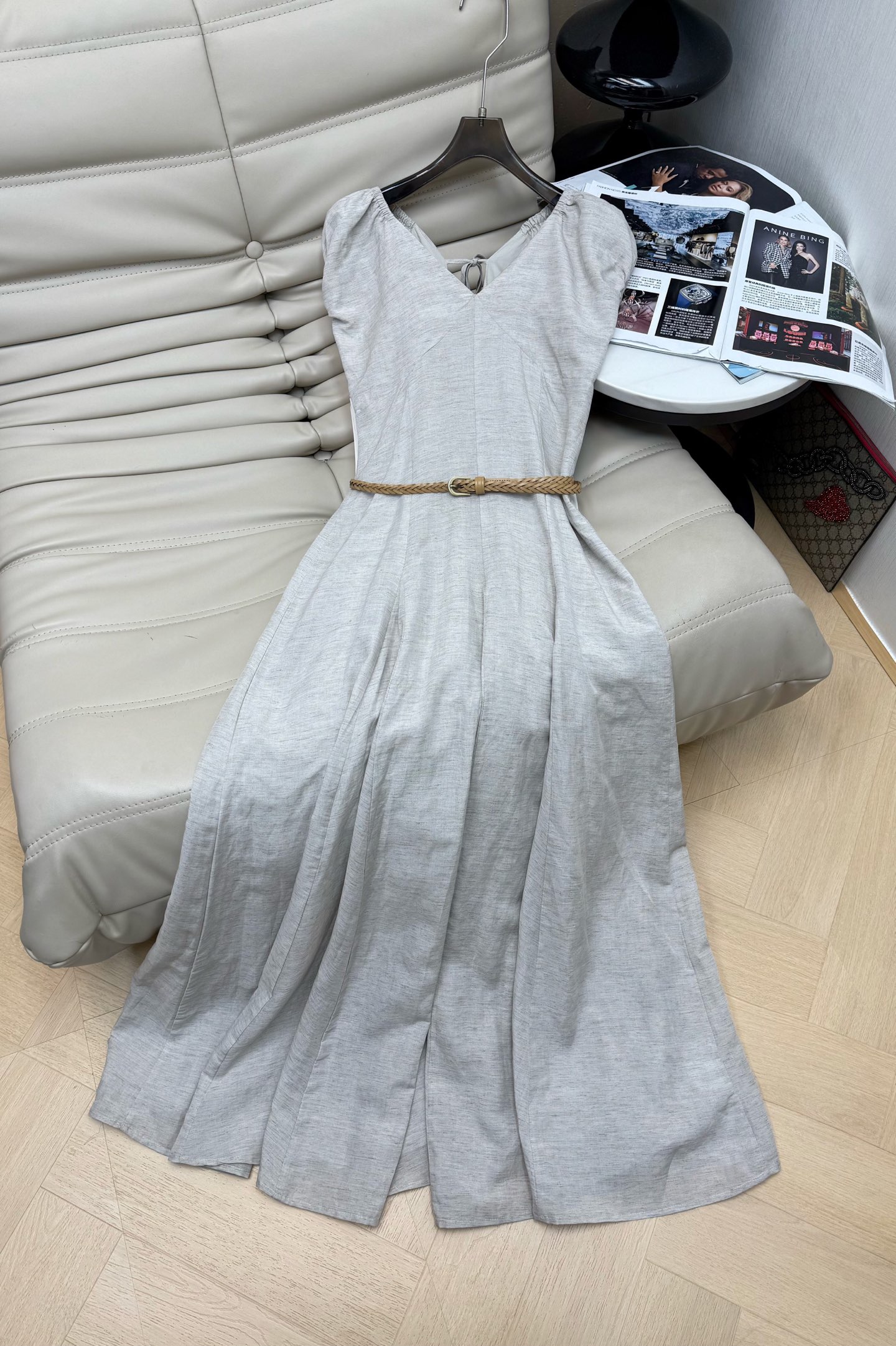NO:843662,26Ss linen V-neck dress, natural linen and cotton texture, simple and elegant!  The V-neck modifies the neck line, and the waist design + hand-woven belt easily highlights the proportions of the figure. The large skirt is elegant and flexible, and is super breathable and comfortable to wear in summer. It can be easily used for commuting, vacationing, and daily life ~ The linen material is moisture-absorbent and breathable, so you won’t be stuffy in hot weather. Pair it with sandals or simple accessories, and you can easily get a high-end look!  SML,,sandals,skirts,1986090926Ss款亚麻V领连衣裙 天然亚麻棉自然肌理,简约优雅气质满分！V领修饰颈部线条,收腰设计+手工编织腰带,轻松凸显身材比例.大摆裙摆飘逸灵动,夏天穿超透气又舒适,通勤、度假、日常都能轻松驾驭～亚麻材质吸湿透气,炎热天气也不怕闷,搭配凉鞋或简约配饰,轻松get高级感穿搭！SML,,sandals,skirts,,Women's clothing