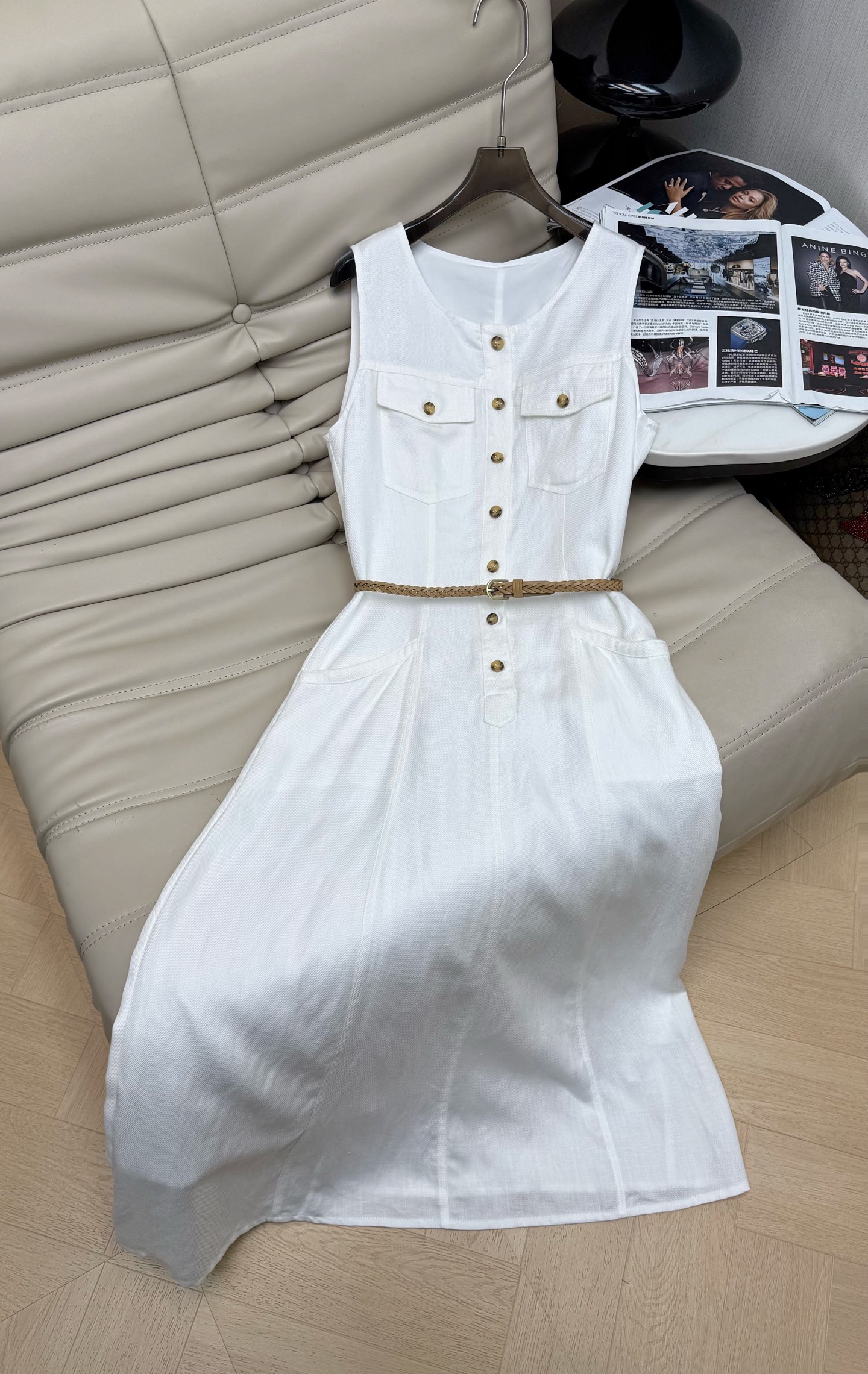 NO:843648,26Ss white sleeveless dress made of lyocell linen is breathable and comfortable, perfect for summer!  Workwear-style design + round neck sleeveless + single-breasted buttons, simple and detailed. The woven belt at the waist modifies the figure, and the skirt is mid-length, which can be easily worn for commuting and vacation. The white color is fresh and versatile, and paired with a straw hat or sandals, it will directly enhance the atmosphere!  SML,,sandals,espadrilles,skirts,hats,1986090926Ss白色无袖连衣裙 莱赛尔亚麻材质透气又舒适,夏天穿超合适！工装风设计+圆领无袖+单排扣,简约又有细节感.腰部编织腰带修饰身形,裙摆中长款,通勤、度假都能轻松驾驭.白色清新百搭,配草编帽或凉鞋,氛围感直接拉满！ SML,,sandals,espadrilles,skirts,hats,,Women's clothing