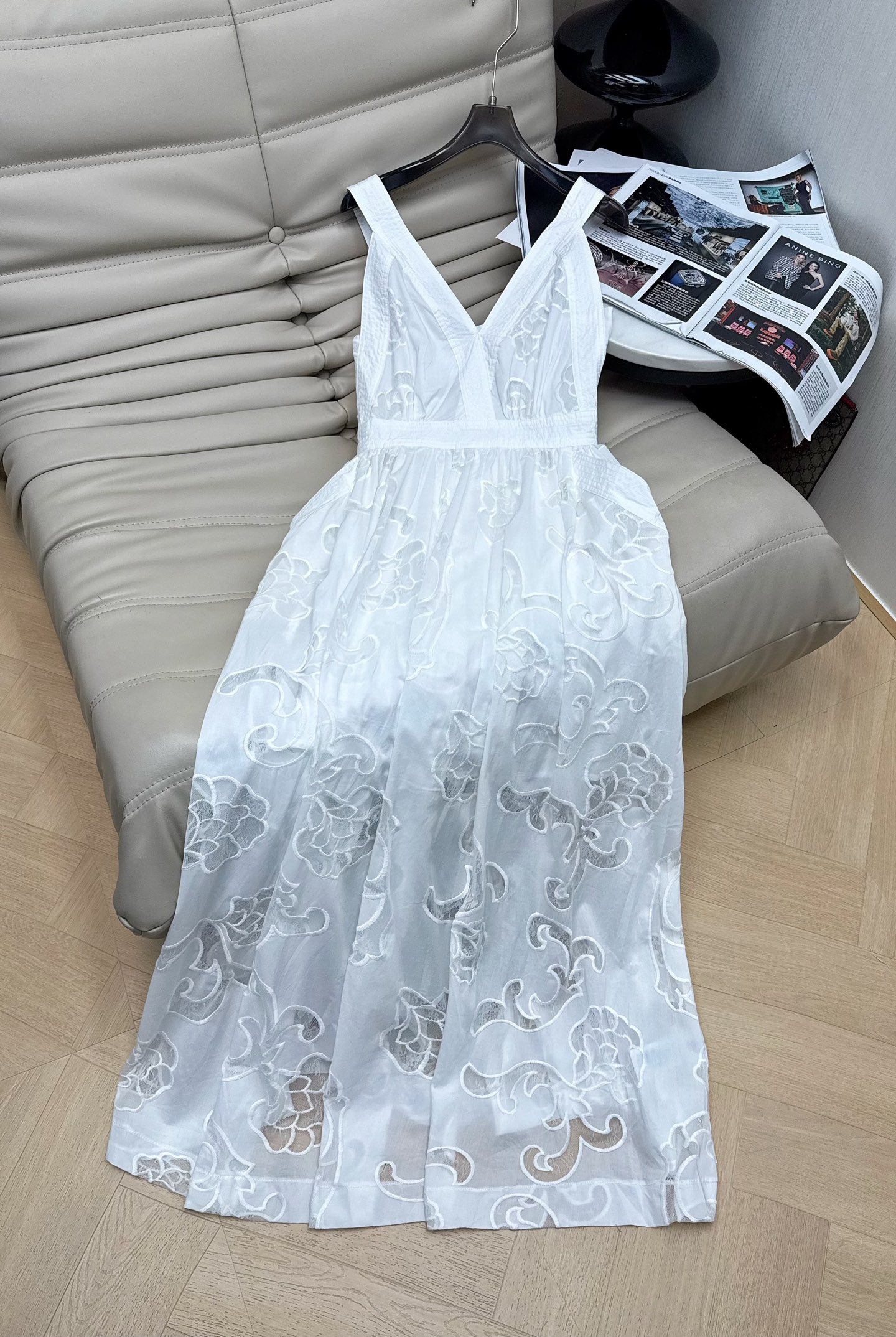 NO:878004,26Ss spring and summer series of dresses are made of light hollow embroidered fabrics with white tones + three-dimensional patterns, full of French romantic atmosphere, V-neck + waist design, modified body shape, A-line skirt draped smartly, hidden pockets on the side are super practical. The material is light and breathable and super comfortable to wear in spring and summer. It can be easily controlled whether on vacation, dating or daily outings. You can grasp the gentle and relaxed temperament ~ SML,,skirts,1986090926Ss春夏系列连衣裙 采用轻盈镂空刺绣面料 白色调+立体花纹,法式浪漫氛围感拉满 V领+收腰设计,修饰身形,A字裙摆垂坠灵动,侧边隐形口袋超实用.材质轻薄透气春夏穿超舒服,无论度假、约会还是日常出街都能轻松驾驭,温柔松弛气质拿捏住啦～SML,,skirts,,Women's clothing