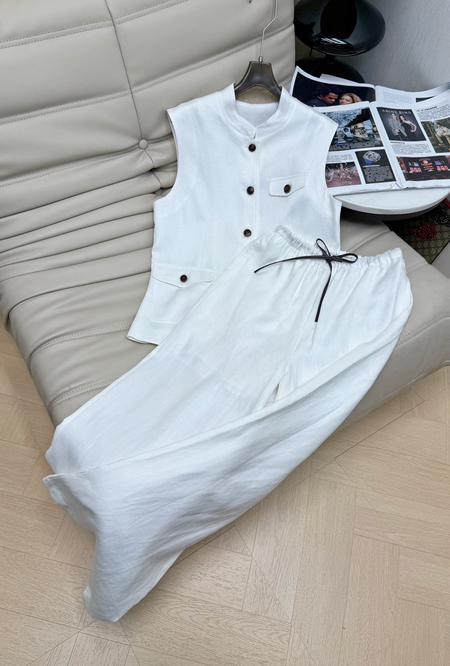 NO:878596,Vest Pants 26Ss new linen vest pants are made of natural linen, breathable and comfortable, perfect for spring and summer!  Sleeveless loose fit + symmetrical small stand-up collar, flap pockets, dark button embellishment, simple and detailed, focusing on the 'new money style', simple and neat, versatile for commuting, precise mid-to-high-end feel, recommended SML,,19860909马甲 裤子 26Ss新款 亚麻马甲裤子选用天然亚麻,透气又舒适,春夏穿超合适！无袖宽松版型+对称小立领 盖口袋,深色纽扣点缀,简约又有细节感主打“新钱风”,简约利落 通勤万能 精准戳中高级感 推荐 SML,,,Women's clothing