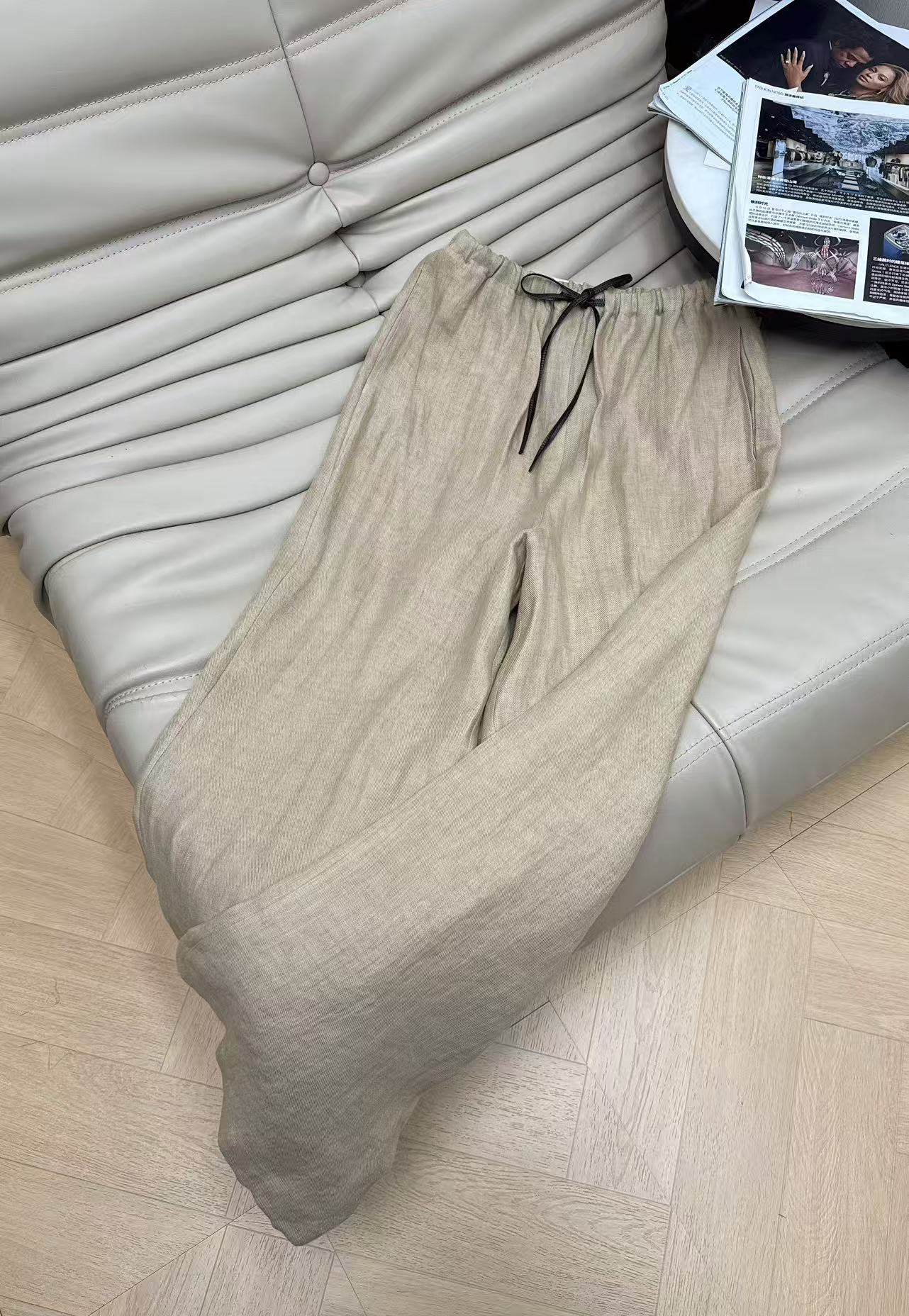 NO:878586,NEW 26PF new simple linen pants. Linen pants that you fall in love with at first sight. It has a lazy and high-end feeling. Whoever wears it will be high-end ~ two colors SmL,,19860909NEW 26PF新款简约亚麻裤 一眼就爱上的亚麻裤 自带一种慵懒的高级感 谁穿谁高级~两色SmL,,,Women's clothing