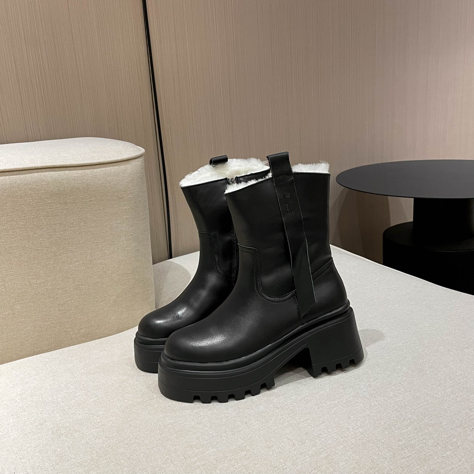 NO:535100,B-home co-branded new style. The same Martin wool boots are essential for people in winter, and the matching coefficient is 100%. The beautiful Martin boots show thin legs and versatile items are fashionable and full of aura. They instantly lengthen the legs. 1 upper top layer cowhide 2 inner lining imported Australian sheepskin fur integrated inner lining foot pads are made of Australian wool 3 large sole wear-resistant light rubber foam sole 4. Size 35-40, boots, boots, cowhide, sheepskin19860909B家联名款新款.同款马丁羊毛靴冬季人手必备单品,搭配系数也是百分百 炸好看马丁靴显腿细百搭单品时尚感十足穿上气场爆涨 瞬间拉长腿型 1鞋面头层牛皮 2内里澳洲进口羊皮毛一体内里垫脚选用澳洲羊毛 3大底耐磨轻便橡发泡底 4.码数35一40,,靴子,boots,cowhide,sheepskin,Women's Shoes