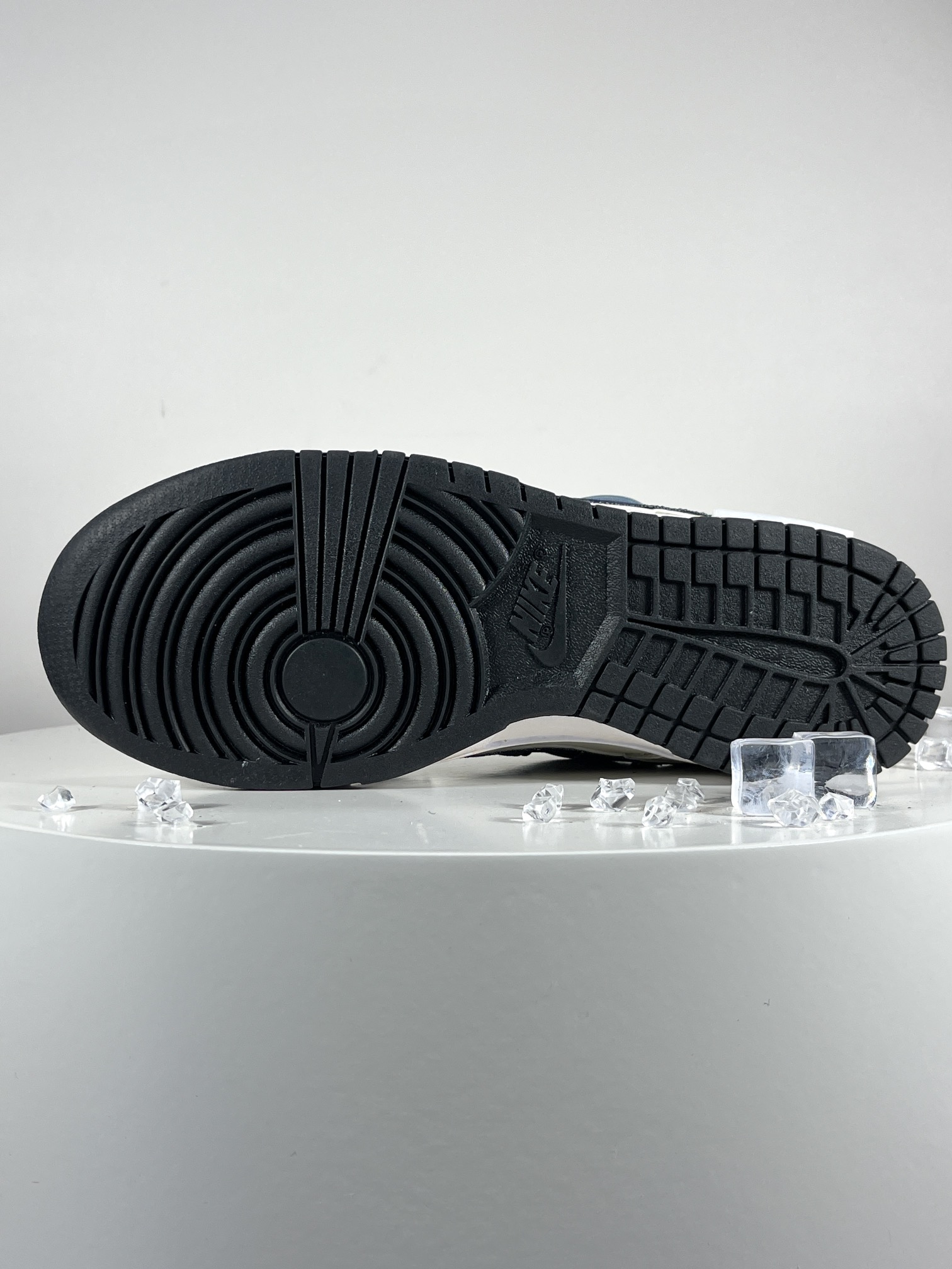 NikeDunkLow雨后海洋棕蓝此款整体围绕熊猫恶作剧七夕主题设计鞋身整体采用专属颜料重新喷涂特殊原创