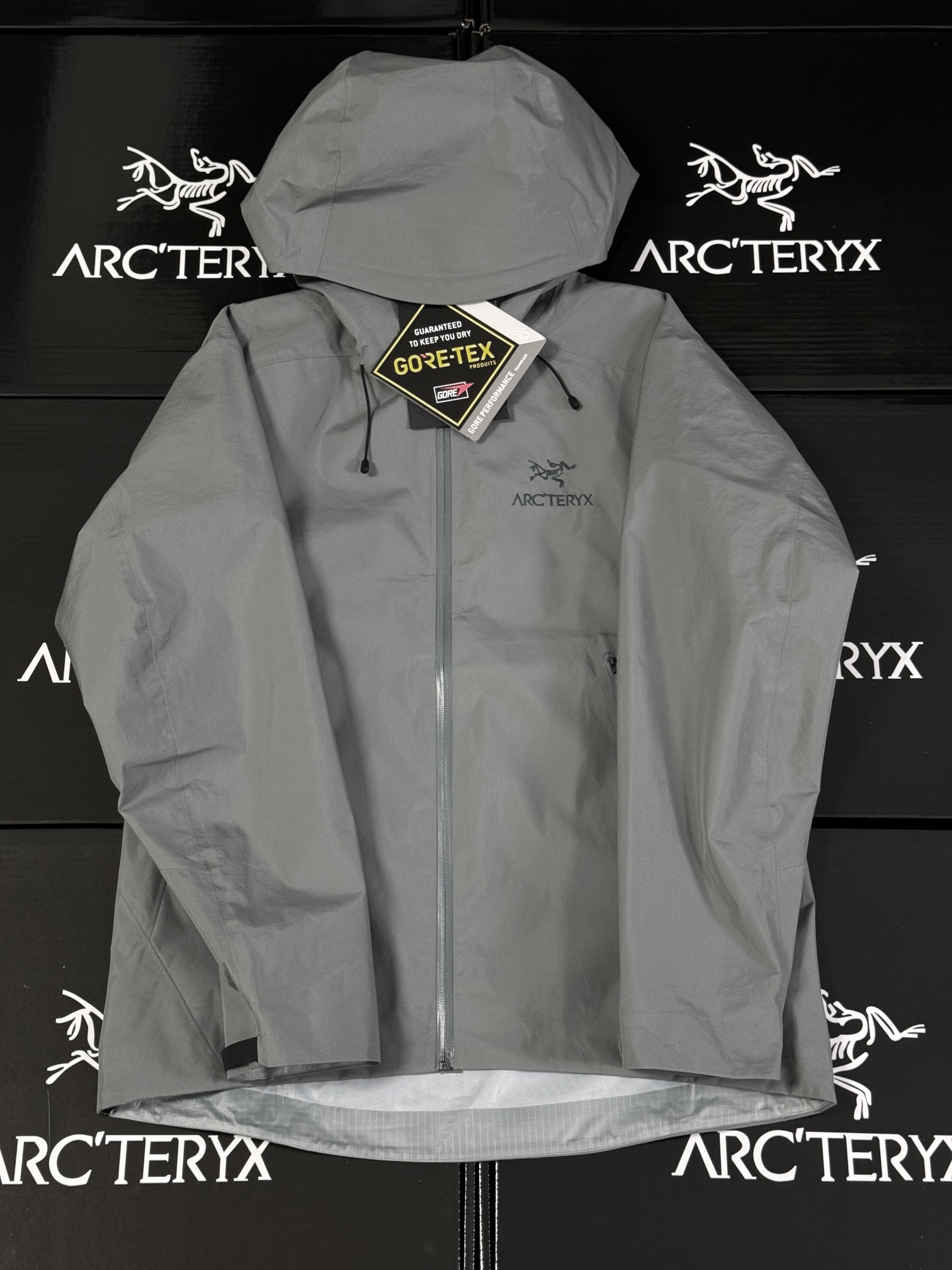 💰供240 【顶级版本】
ARC‘TERYX BETA LT GORE-TEX Jacket-Men's始祖鸟户外防水硬壳全压胶冲锋衣夹克外套

款号G03 顶级品质 八色齐发

-Yb四次压胶工艺 整衣3D立体仿生学设计衣长臂弯， Tri-Durance防水防雨面料 ，自行区别市面先行版本 强力操作推荐入手）

-代工厂跟单出品 代购指定版本📃 原档案原数据开发版型 -原包装原标🔍 全套辅料定制，整衣 腋下YKK双向拉链，五金全部开模定制，吊牌书说明解析 ，多联水洗。 

-这款BetaLT夹克设计简洁而通用，可提供高山环境所需的性能。采用bluesign@认证的采用带经编背衬N40P 13LGORE-TEX面料，轻薄而耐磨，防风、防水且透气，适合多种活动穿着。 

-头盔兼容StormHood™兜帽防护良好且不影响视线，插手口袋设有WaterTight™拉链，便于取放物品，腋下拉链便于快速通风，拼接设计使活动自如。 

-传统风琴交叉反向进入高山口袋设置在高位，VISLON中央正面拉链，可调节Velcro袖口魔术贴标签，兼容Zip-in，在胸前采用百达灵机器绣上了ARC TERYX徽标 

BETA：多用途服装适用于多种活动和环境。

LT ：	轻量 高性能的简约设计，轻量而耐磨。

GORE-TEX：防水、防风、透气面料可提供多面防护。 

-BRTA LT夹克同是Arc’teryx的明星产品，一直在高山恶劣环境中表现突出，现在功能更强大，重量更轻。

颜色：黑色 以太蓝 贝栗粉 波尔多红 次元灰 脂鲤蓝 复古绿 幻银紫 
尺码：S/M/L/XL/XXL
衣长 ：70      72     74    76    78
胸围 ：108    112     116    120    124
袖长：  58       60     62    64    66
肩宽：  46       48     50    52    54
S推荐体重90-110
M码推荐体重110-130
L码推荐体重130-150
XL码推荐体重150-170
XXL推荐体重170-210
女生直接闭眼入最小码 os宽松风～