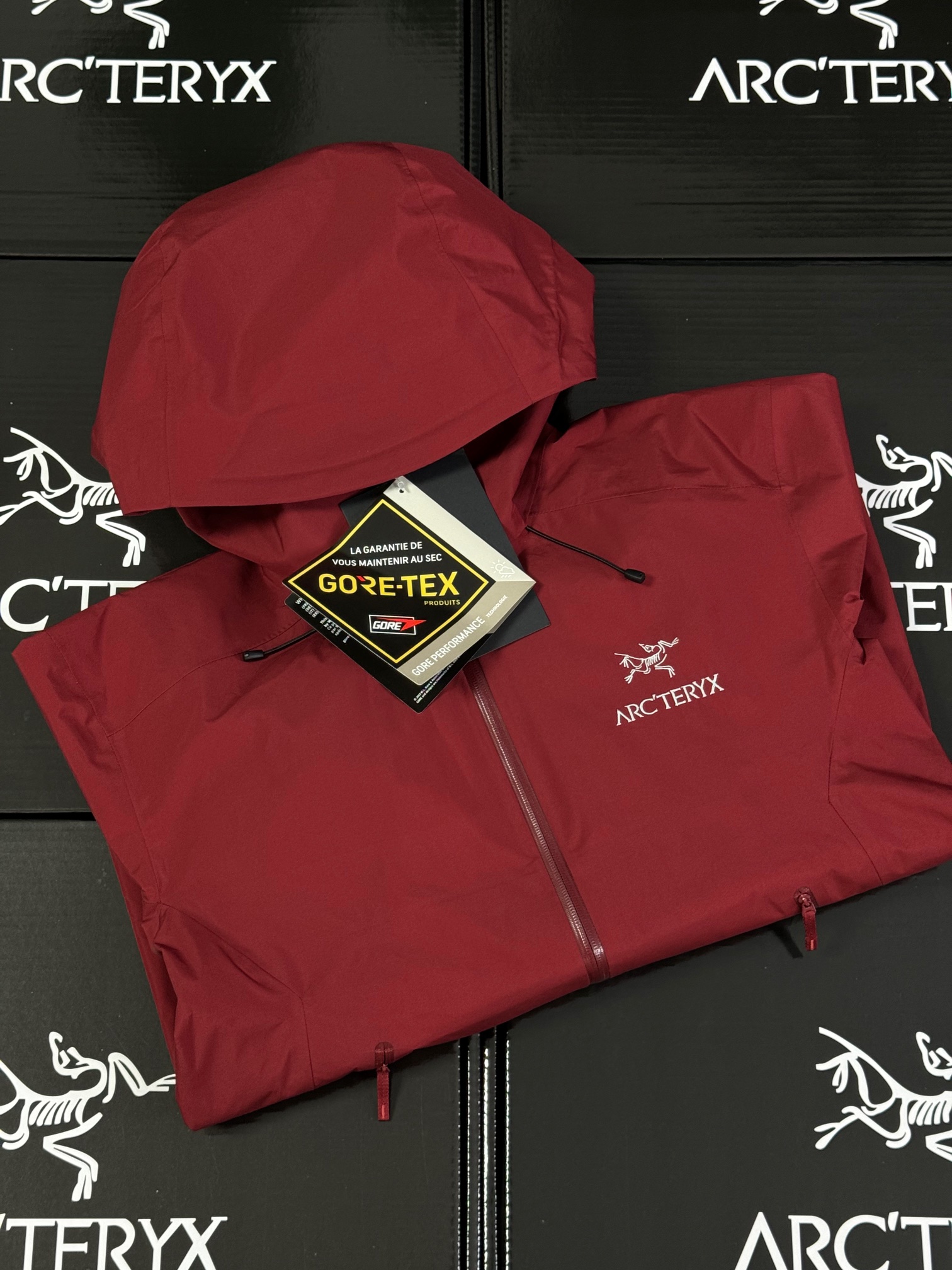 💰供240 【顶级版本】
ARC‘TERYX BETA LT GORE-TEX Jacket-Men's始祖鸟户外防水硬壳全压胶冲锋衣夹克外套
款号G03 顶级品质 八色齐发
-Yb四次压胶工艺 整衣3D立体仿生学设计衣长臂弯, Tri-Durance防水防雨面料 ,自行区别市面先行版本 强力操作推荐入手)
-代工厂跟单出品 代购指定版本📃 原档案原数据开发版型 -原包装原标🔍 全套辅料定制,整衣 腋下YKK双向拉链,五金全部开模定制,吊牌书说明解析 ,多联水洗。
-这款BetaLT夹克设计简洁而通用,可提供高山环境所需的性能。采用bluesign@认证的采用带经编背衬N40P 13LGORE-TEX面料,轻薄而耐磨,防风、防水且透气,适合多种活动穿着。
-头盔兼容StormHood™兜帽防护良好且不影响视线,插手口袋设有WaterTight™拉链,便于取放物品,腋下拉链便于快速通风,拼接设计使活动自如。
-传统风琴交叉反向进入高山口袋设置在高位,VISLON中央正面拉链,可调节Velcro袖口魔术贴标签,兼容Zip-in,在胸前采用百达灵机器绣上了ARC TERYX徽标
BETA:多用途服装适用于多种活动和环境。
LT : 轻量 高性能的简约设计,轻量而耐磨。
GORE-TEX:防水、防风、透气面料可提供多面防护。
-BRTA LT夹克同是Arc’teryx的明星产品,一直在高山恶劣环境中表现突出,现在功能更强大,重量更轻。
颜色:黑色 以太蓝 贝栗粉 波尔多红 次元灰 脂鲤蓝 复古绿 幻银紫
尺码:S/M/L/XL/XXL
衣长 :70 72 74 76 78
胸围 :108 112 116 120 124
袖长: 58 60 62 64 66
肩宽: 46 48 50 52 54
S推荐体重90-110
M码推荐体重110-130
L码推荐体重130-150
XL码推荐体重150-170
XXL推荐体重170-210
女生直接闭眼入最小码 os宽松风~