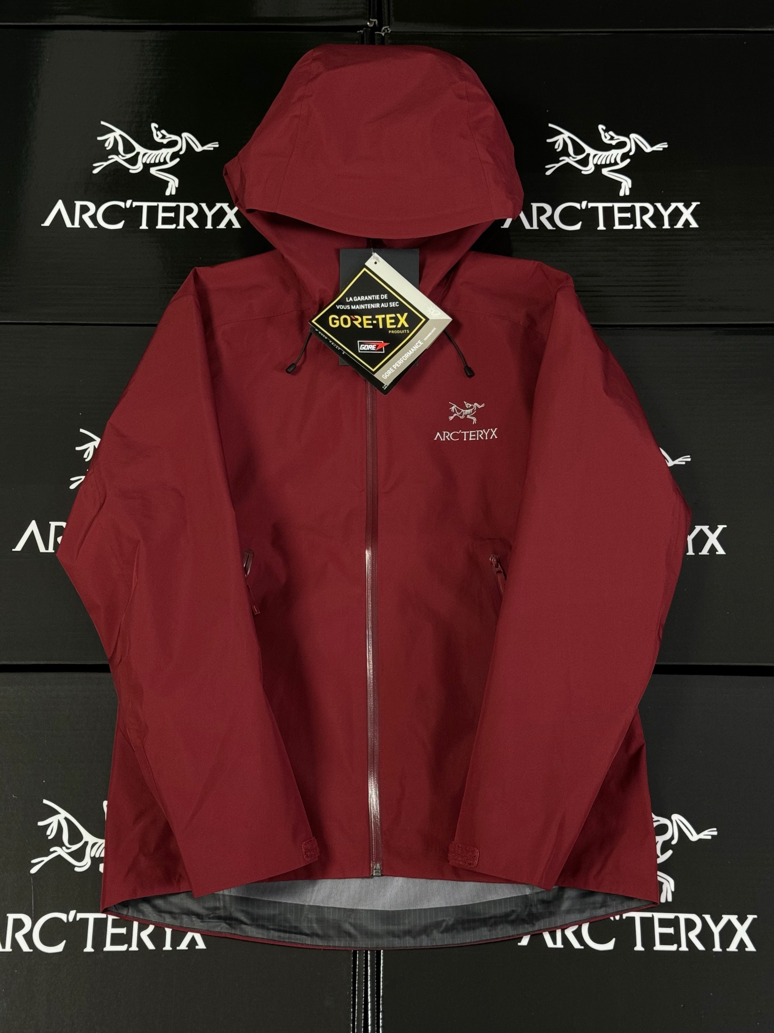 💰供240 【顶级版本】
ARC‘TERYX BETA LT GORE-TEX Jacket-Men's始祖鸟户外防水硬壳全压胶冲锋衣夹克外套

款号G03 顶级品质 八色齐发

-Yb四次压胶工艺 整衣3D立体仿生学设计衣长臂弯， Tri-Durance防水防雨面料 ，自行区别市面先行版本 强力操作推荐入手）

-代工厂跟单出品 代购指定版本📃 原档案原数据开发版型 -原包装原标🔍 全套辅料定制，整衣 腋下YKK双向拉链，五金全部开模定制，吊牌书说明解析 ，多联水洗。 

-这款BetaLT夹克设计简洁而通用，可提供高山环境所需的性能。采用bluesign@认证的采用带经编背衬N40P 13LGORE-TEX面料，轻薄而耐磨，防风、防水且透气，适合多种活动穿着。 

-头盔兼容StormHood™兜帽防护良好且不影响视线，插手口袋设有WaterTight™拉链，便于取放物品，腋下拉链便于快速通风，拼接设计使活动自如。 

-传统风琴交叉反向进入高山口袋设置在高位，VISLON中央正面拉链，可调节Velcro袖口魔术贴标签，兼容Zip-in，在胸前采用百达灵机器绣上了ARC TERYX徽标 

BETA：多用途服装适用于多种活动和环境。

LT ：	轻量 高性能的简约设计，轻量而耐磨。

GORE-TEX：防水、防风、透气面料可提供多面防护。 

-BRTA LT夹克同是Arc’teryx的明星产品，一直在高山恶劣环境中表现突出，现在功能更强大，重量更轻。

颜色：黑色 以太蓝 贝栗粉 波尔多红 次元灰 脂鲤蓝 复古绿 幻银紫 
尺码：S/M/L/XL/XXL
衣长 ：70      72     74    76    78
胸围 ：108    112     116    120    124
袖长：  58       60     62    64    66
肩宽：  46       48     50    52    54
S推荐体重90-110
M码推荐体重110-130
L码推荐体重130-150
XL码推荐体重150-170
XXL推荐体重170-210
女生直接闭眼入最小码 os宽松风～