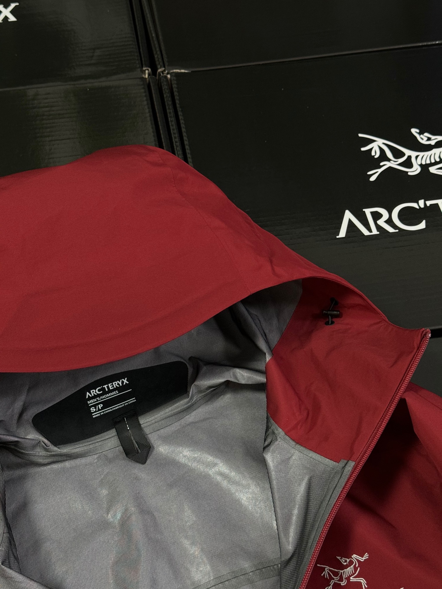 💰供240 【顶级版本】
ARC‘TERYX BETA LT GORE-TEX Jacket-Men's始祖鸟户外防水硬壳全压胶冲锋衣夹克外套
款号G03 顶级品质 八色齐发
-Yb四次压胶工艺 整衣3D立体仿生学设计衣长臂弯, Tri-Durance防水防雨面料 ,自行区别市面先行版本 强力操作推荐入手)
-代工厂跟单出品 代购指定版本📃 原档案原数据开发版型 -原包装原标🔍 全套辅料定制,整衣 腋下YKK双向拉链,五金全部开模定制,吊牌书说明解析 ,多联水洗。
-这款BetaLT夹克设计简洁而通用,可提供高山环境所需的性能。采用bluesign@认证的采用带经编背衬N40P 13LGORE-TEX面料,轻薄而耐磨,防风、防水且透气,适合多种活动穿着。
-头盔兼容StormHood™兜帽防护良好且不影响视线,插手口袋设有WaterTight™拉链,便于取放物品,腋下拉链便于快速通风,拼接设计使活动自如。
-传统风琴交叉反向进入高山口袋设置在高位,VISLON中央正面拉链,可调节Velcro袖口魔术贴标签,兼容Zip-in,在胸前采用百达灵机器绣上了ARC TERYX徽标
BETA:多用途服装适用于多种活动和环境。
LT : 轻量 高性能的简约设计,轻量而耐磨。
GORE-TEX:防水、防风、透气面料可提供多面防护。
-BRTA LT夹克同是Arc’teryx的明星产品,一直在高山恶劣环境中表现突出,现在功能更强大,重量更轻。
颜色:黑色 以太蓝 贝栗粉 波尔多红 次元灰 脂鲤蓝 复古绿 幻银紫
尺码:S/M/L/XL/XXL
衣长 :70 72 74 76 78
胸围 :108 112 116 120 124
袖长: 58 60 62 64 66
肩宽: 46 48 50 52 54
S推荐体重90-110
M码推荐体重110-130
L码推荐体重130-150
XL码推荐体重150-170
XXL推荐体重170-210
女生直接闭眼入最小码 os宽松风~