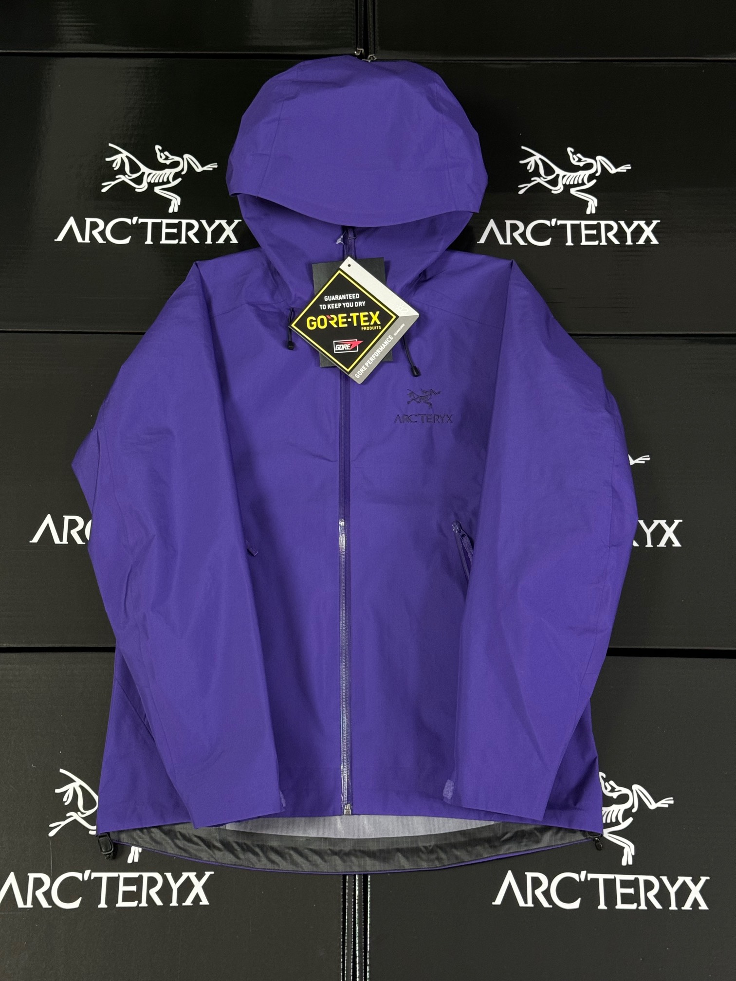 💰供240  【顶级版本】
ARC‘TERYX BETA LT GORE-TEX Jacket-Men's始祖鸟户外防水硬壳全压胶冲锋衣夹克外套

款号G03 顶级品质 八色齐发

-Yb四次压胶工艺 整衣3D立体仿生学设计衣长臂弯， Tri-Durance防水防雨面料 ，自行区别市面先行版本 强力操作推荐入手）

-代工厂跟单出品 代购指定版本📃 原档案原数据开发版型 -原包装原标🔍 全套辅料定制，整衣 腋下YKK双向拉链，五金全部开模定制，吊牌书说明解析 ，多联水洗。 

-这款BetaLT夹克设计简洁而通用，可提供高山环境所需的性能。采用bluesign@认证的采用带经编背衬N40P 13LGORE-TEX面料，轻薄而耐磨，防风、防水且透气，适合多种活动穿着。 

-头盔兼容StormHood™兜帽防护良好且不影响视线，插手口袋设有WaterTight™拉链，便于取放物品，腋下拉链便于快速通风，拼接设计使活动自如。 

-传统风琴交叉反向进入高山口袋设置在高位，VISLON中央正面拉链，可调节Velcro袖口魔术贴标签，兼容Zip-in，在胸前采用百达灵机器绣上了ARC TERYX徽标 

BETA：多用途服装适用于多种活动和环境。

LT ：	轻量 高性能的简约设计，轻量而耐磨。

GORE-TEX：防水、防风、透气面料可提供多面防护。 

-BRTA LT夹克同是Arc’teryx的明星产品，一直在高山恶劣环境中表现突出，现在功能更强大，重量更轻。

颜色：黑色 以太蓝 贝栗粉 波尔多红 次元灰 脂鲤蓝 复古绿 幻银紫 
尺码：S/M/L/XL/XXL
衣长 ：70      72     74    76    78
胸围 ：108    112     116    120    124
袖长：  58       60     62    64    66
肩宽：  46       48     50    52    54
S推荐体重90-110
M码推荐体重110-130
L码推荐体重130-150
XL码推荐体重150-170
XXL推荐体重170-210
女生直接闭眼入最小码 os宽松风～