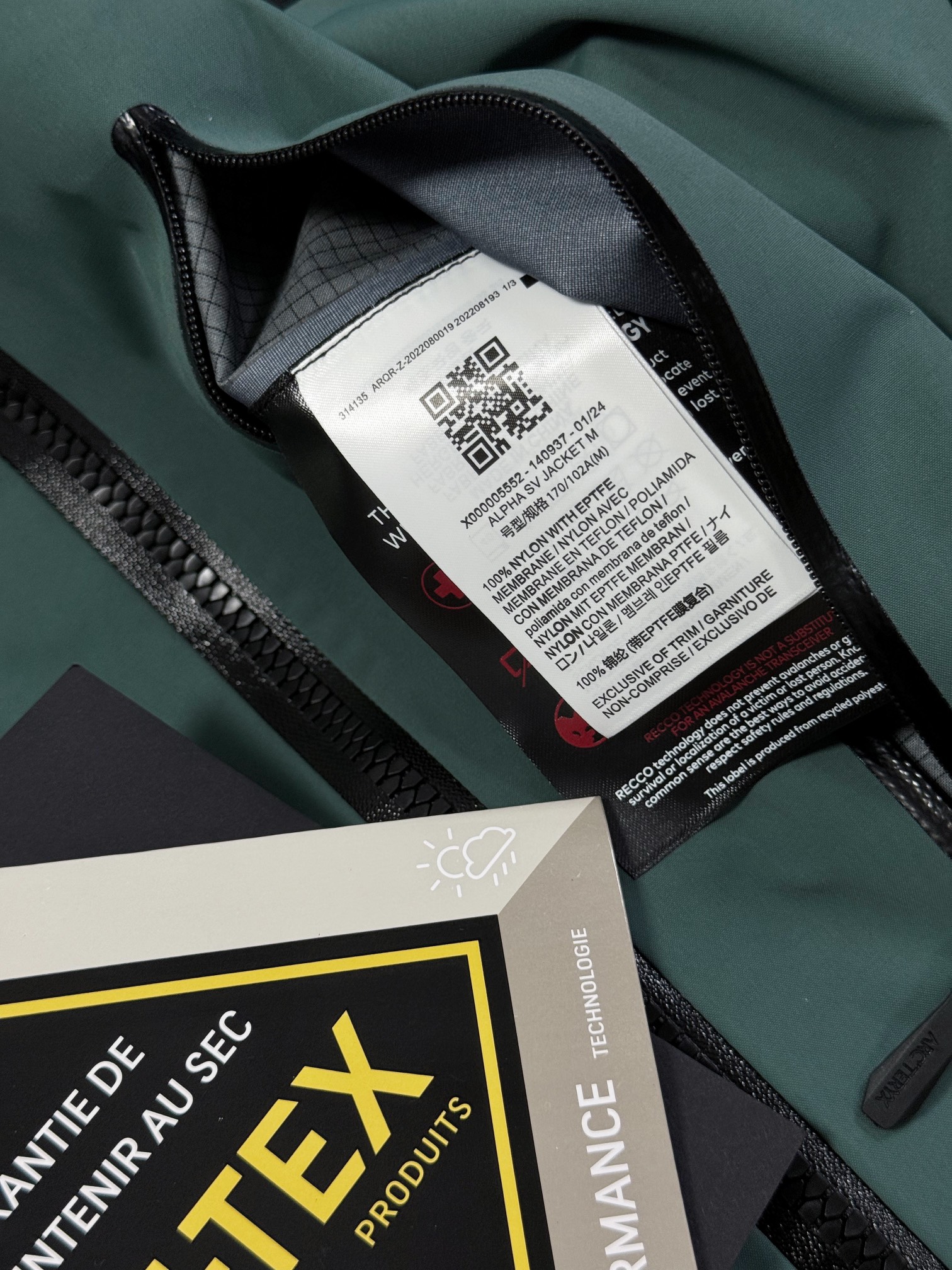 💰280 款号G13
顶级版本Arcteryx始祖鸟 Alpha系列 Sv 第7代 GORE-TEX Pro 刺绣Logo图案休闲运动连帽拉链硬壳冲锋衣滑雪服黑绿金
货号:X000007555
品质升级内里全溢胶工艺!区别市面low货
24SS新品 Arc‘teryx鸟家第七代冲锋衣,相比于6代 做工更加精致,面料升级,更适合户外探险 防风防水一流,官方定位登山必备!
搭配Recco搜救器,升级全身美胶工艺,更加耐造不易开胶!立体弯刀袖版型 超级显瘦
原版开版.多月精心打造,真的是这几年做出最好的一款冲锋衣.!欢迎对比,如果你喜欢高品质,想要回头客.一定要推荐这款!不会让你失望!同行不合作别偷图!认准人间!
GORE-TEX 3.0面料刺绣Logo图案,腋下开口设计保证快速散热而不严重失温,流水点帽檐丝滑避雨不遮挡视线,对开口拉索设计,方便在极限条件下队友帮你快速解决取拿难题,带拉链的插手口袋,容量很大足可以存放随身物品,戴着笨重的手套也可轻而易举拿取,下摆防风雪可以防止大雪灌入。
对于滑雪爱好者来说,脂鲤蓝鸟绝对能让你成为雪场最亮的崽
不要光卖黑色! 相信我 其他几个色上身更加惊艳!尤其是红色蓝色! 如果你是一名滑雪爱好者必须要入荧光绿!雪地特别帅!
尺码:S-XXL
十色齐发:脂鲤蓝/黑银/磐石绿/波尔多红/黑绿金/埃及橙/烟灰色/水洗蓝/破晓蓝/极地白
衣长:76 78 80 82 84
胸围:60 62 64 66 68
肩宽:47 48 49 50 51
S码推荐90-120斤
M码推荐120-140斤
L码推荐140-160斤
XL码推荐160-180斤
XXL码推荐180-200斤