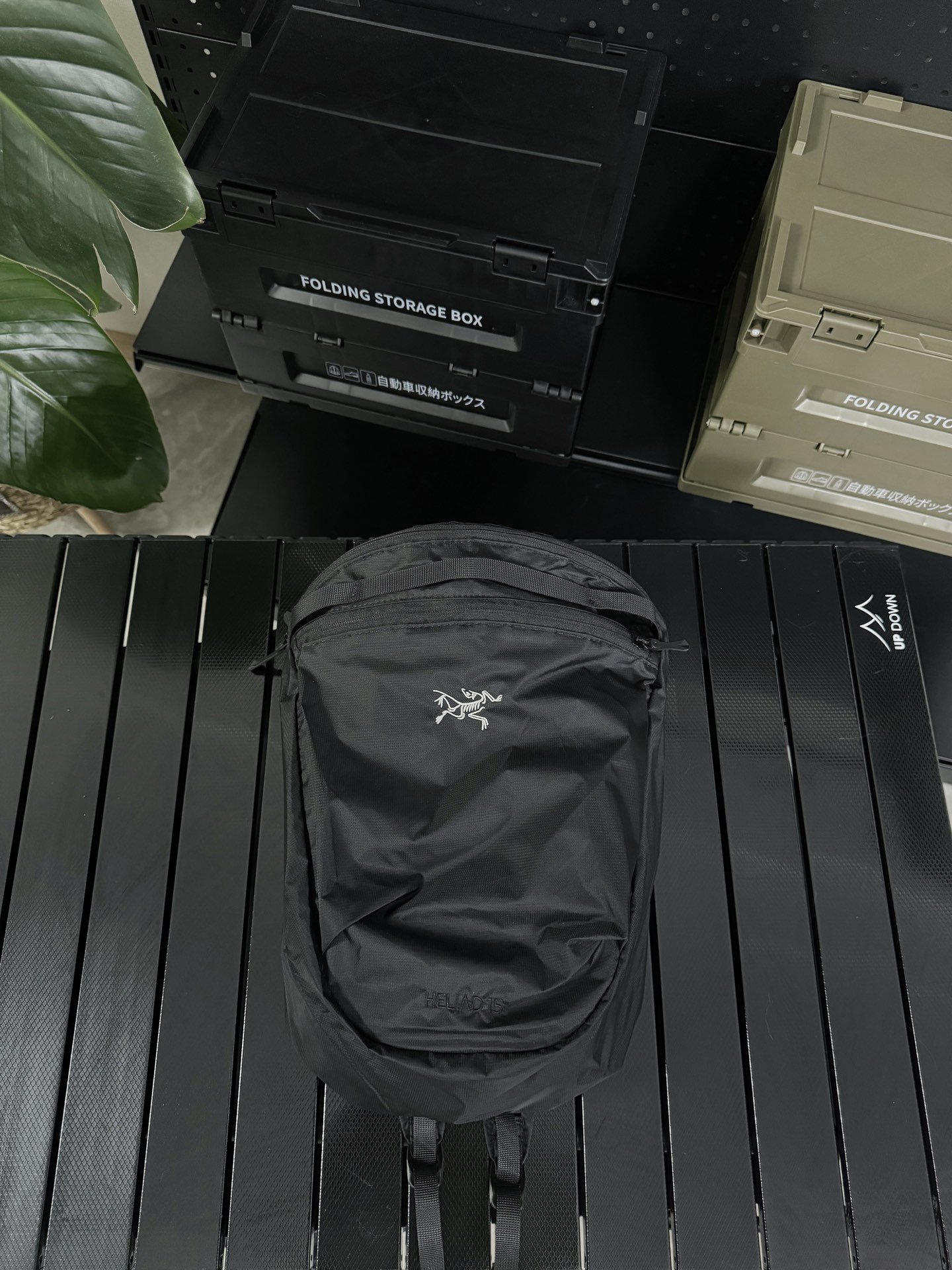 💰110 款号G24
#Arcteryx / 始祖鸟 Heliad 15L 八色齐发
双肩背包防水运动户外攀登男女同款背包 始祖鸟休闲双肩包背包
最近博主们人手一个的始祖鸟书包,“中年三宝”始祖鸟黑色双肩包。
超级轻量!!背上跟没背一样! 不要觉的轻就是质量差! 布料超级贵 定制品。
越南代工出品,细节之处做到了极致,无论是设计还是用料,都是户外天花板的存在。
各大博主们近期出镜率,最高的双肩包依旧是这款始祖鸟的双肩包!!拉链款的,黑色看到的是最多的!
小鸟的最新款HELIAD15升轻量化双肩包,一如即往的好面料好做工好辅料!一款三好包包!面料内有防水涂层,自折叠收纳囗袋!细节图都拍的很清楚啦!
最近韩国博主人手一个的始祖鸟双肩包,自身材质非常轻的一款户外包,装得下笔记本以及种种出门必备搭配运动装、日常look都不违和,韩国博主挖掘单品的能力真的respect!
材质:硅脂和PU涂层100D Cordura Mini Ripstop
结构:主隔层
内部结构:拉链暗袋
闭合方式:防水拉链
长期款,可主推~
颜色:暗夜黑 幽雾绿 荧光绿 浅粉色 藤棕色 卡车绿 山川灰 姜黄
尺码:均码 15L