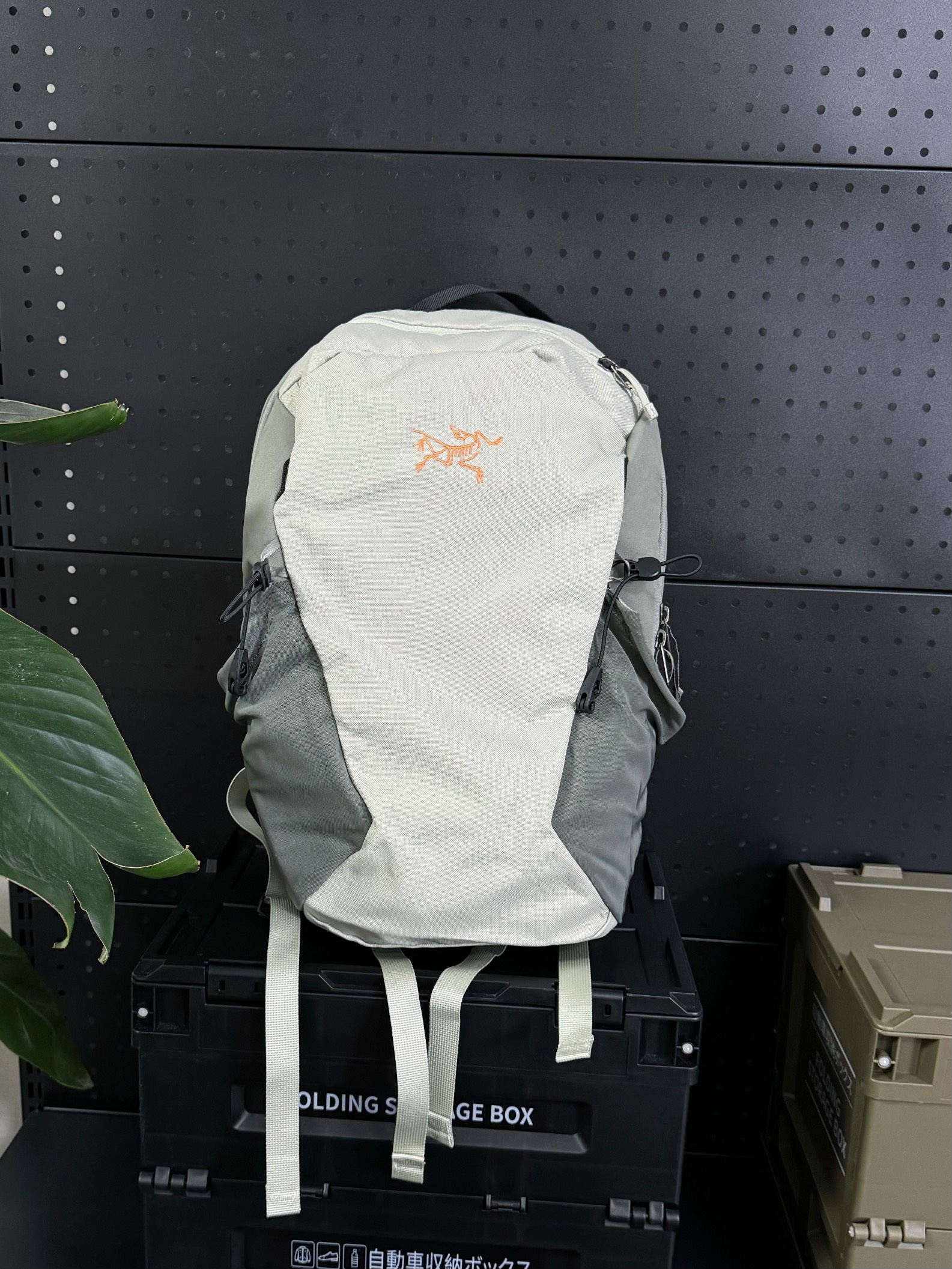 💰200 款号G25 Arcteryx始祖鸟 Mantis 16L 轻便耐用多功能 尼龙 背包双肩包 男女同款情侣款 (后背碳钢板支撑) 新款男女16升休闲运动双肩背包电脑包 全网都在夸的双肩包!!!精选优质面料,YKK拉链,做工精细,论实用一定是众多品牌里面颜值高的!其他颜值比高的没有它方便!比它还方便好用的颜值不如它!大容量包体 一年四季都可以背的款 轻薄 背起来毫无负担。反正我是赶紧的自留了!出趟门什么的这样的双肩包还是非常适合的! 颜色:黑色 灰白色 尺寸:45*26*21.7