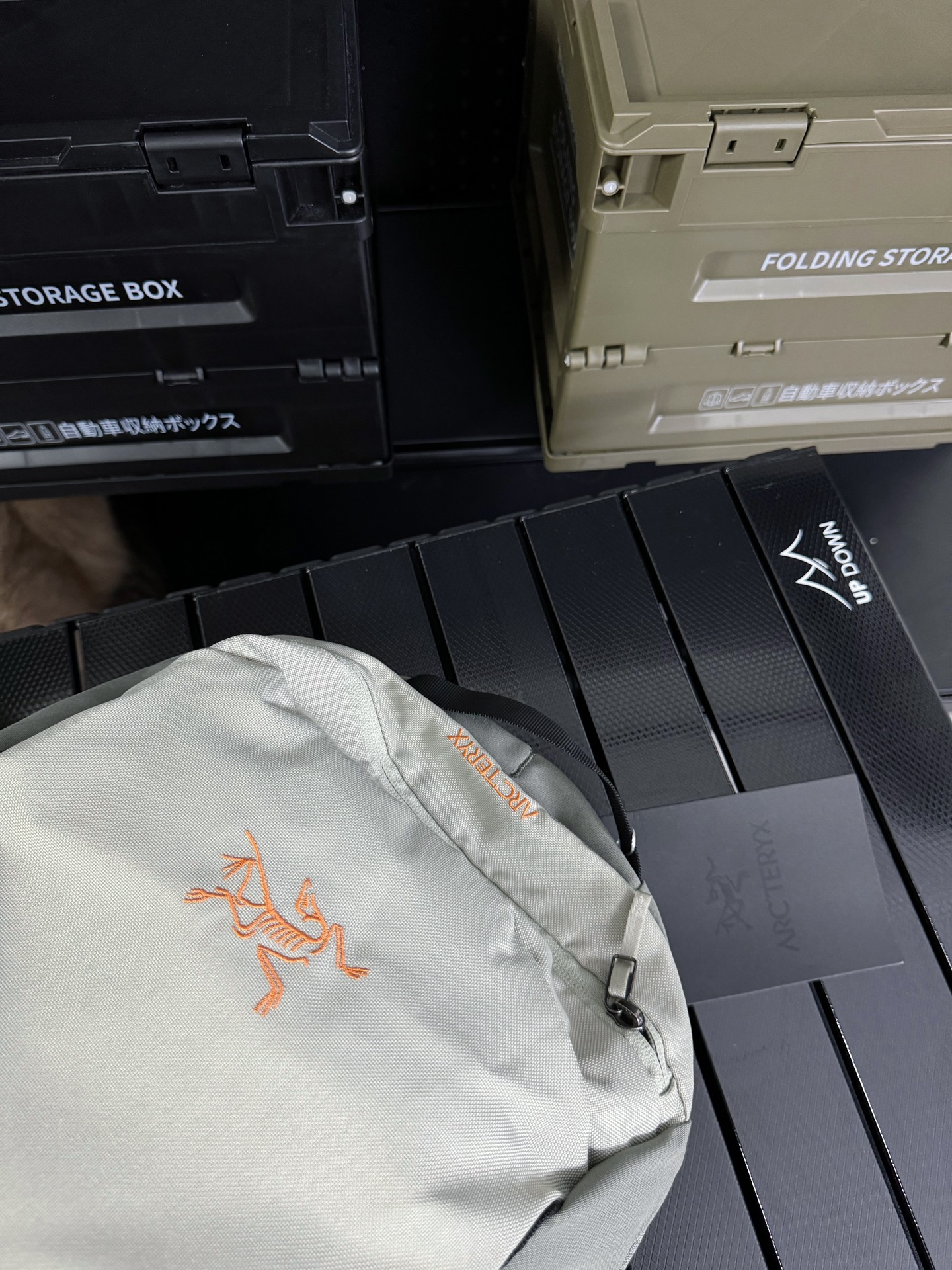 💰200 款号G25 Arcteryx始祖鸟 Mantis 16L 轻便耐用多功能 尼龙 背包双肩包 男女同款情侣款 (后背碳钢板支撑) 新款男女16升休闲运动双肩背包电脑包 全网都在夸的双肩包!!!精选优质面料,YKK拉链,做工精细,论实用一定是众多品牌里面颜值高的!其他颜值比高的没有它方便!比它还方便好用的颜值不如它!大容量包体 一年四季都可以背的款 轻薄 背起来毫无负担。反正我是赶紧的自留了!出趟门什么的这样的双肩包还是非常适合的! 颜色:黑色 灰白色 尺寸:45*26*21.7