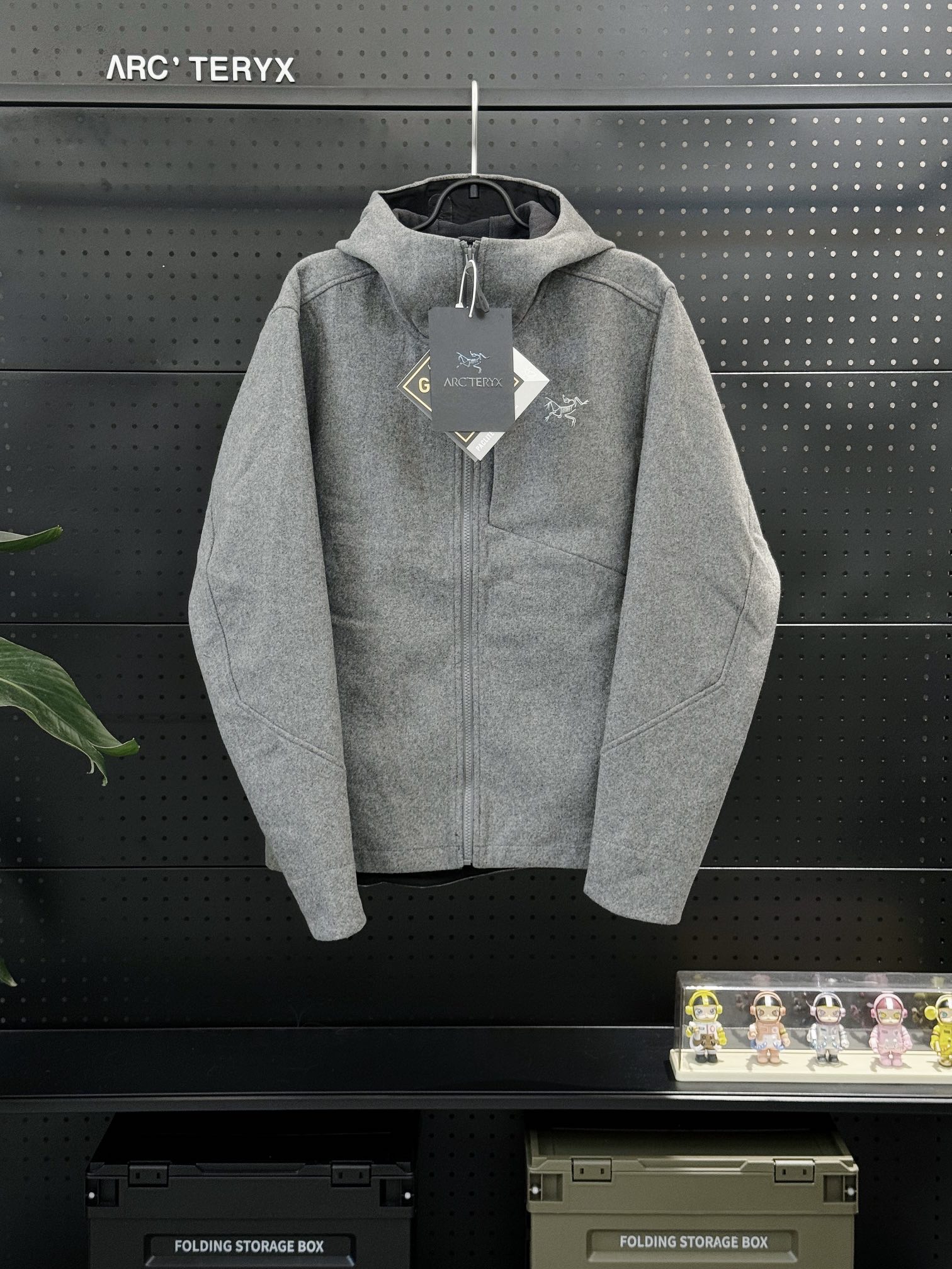 💰270 款号G26
#ARC'TERYX# 始祖鸟Sawyer Wool Hoody刺绣小标识羊毛外套软壳夹克连帽防风冲锋衣  #这款SAWYER WOOL 夹克采用轻薄耐磨的羊毛软壳面料 羊毛涤纶双织布经 DWR(持久防水)处理 耐磨 轻薄 中度保暖 防风挡雨 面料防风而透气 感觉舒适 具有弹性纤维的双向弹性 轻薄而耐磨 其面料防风挡雨 富有质感的底面保暖舒适 在各种天气活动和活动强度中能吸湿排汗 立体修身剪裁 增加高强度活动的透气性灵活性 高性能 轻量而耐倍加舒适 无闷热感 透气性超强 高度复刻 绝对是一款不可多得的好软壳衣 各处针脚加固了好几股 每一处都是整齐紧密 追求高端与奢华的风范 手感极佳  上身舒服又透气 版型不挑人 无论是从成衣的设计 还是面料都是高端户外男士的手选 年轻人可以穿出 时尚 青春的感觉 而中年人却可以穿出来成熟稳重！是一款横跨所有年龄的经典款百搭神衣！这个款是长青款 基本款 不挑人 运动达人必备 强烈建议入手 还原专柜 全身压胶顶级版本！自行区别市面低版本！
颜色/Colour：浅灰色/深灰色
尺码/Size：M/L/XL/2XL/3XL/4XL