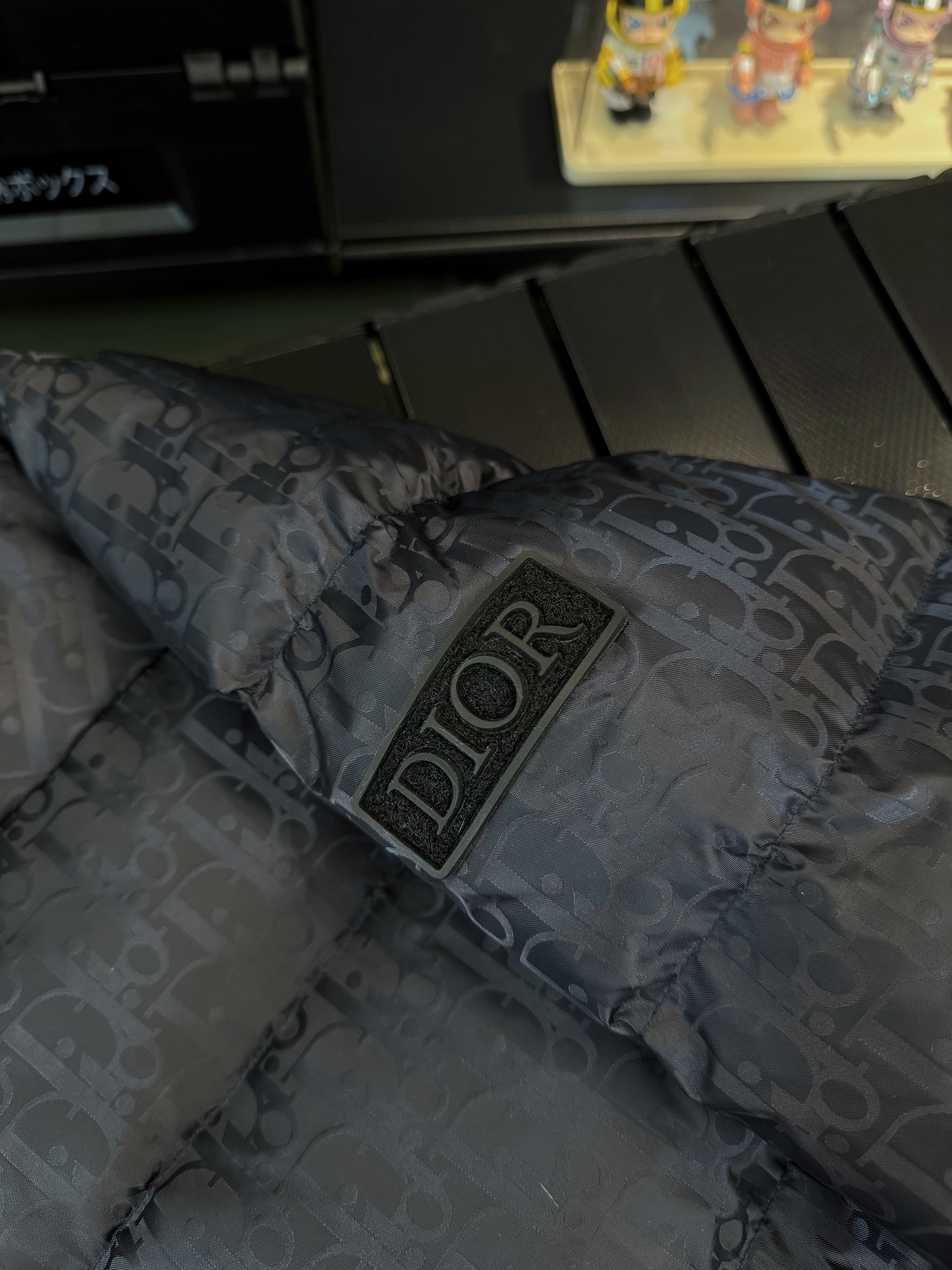 🅿420   💎黑色💎
             顶级品质
 六色齐发 羽绒上新⬆️ Dior 23FW oblique暗纹老花立领羽绒外套，专柜同款，一路都大火🔥老花羽绒服来啦🤩～
这是一款超复杂工艺的羽绒外套，定制面料周期长达50天之久，在原有的面料基础上，激光提花，使整件衣服凹凸有致，立体感更强，3D效果更加明显
✨此款面料手感俱佳，外套上的暗纹老花非常低调 面料呈现出暗纹光泽感，而且有极高的防水特性！实物质感更加完美， 定织高密度缎面尼龙材质 暗纹提花织法，简洁清爽，蓬感厚实，超强三防面料，防水防 污防尘！
✨ 满幅提花LOGO 超高级的奢华档次与逼格
 上身的帅气程度与吸睛指数绝对的NO.1
全定织提花LOGO科技面料，高密度的聚酯纤维 
 隔热轻薄型的新型面料，有着轻润的质感与细腻柔软的保暖性及透气性，特别是LOGO提花在不同的光线下产生明暗不同的光线交织！
满满暗花标志 低调中带有一丝昂贵 整体造型不会过于臃肿 防风防水 堪称冬季里的避风港😍
简约但不简单 秋冬搭配穿裹出门哦
✨内部填充了90蓬松度的白鹅绒，(90%白鹅绒➕10%白鹅毛)此类羽绒蓬感十足，保暖效果更佳，没有羽绒毛梗！连帽防风设计，舒适保暖！内里填充的白鹅绒 更是保暖抗寒的有力保证，至于羽绒所谓的异味气体 完全无忧，上身轻盈饱满 羽绒填充足够均衡，从而得到保暖的均一性！上身养眼非凡
✨全衣的五金采用的是原厂1V1定制钨金材质
皮标设计，热熔技术，一次成型

Size：S-3Xl （44-54 码）情侣款.
六色齐发：浅灰色/浅蓝色/藏青色/深灰色/黑色/深蓝色