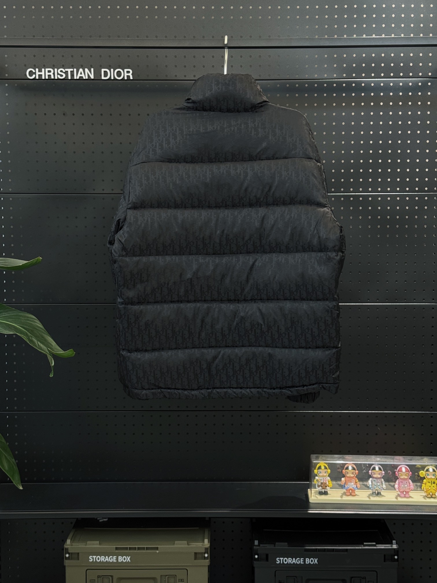 🅿420   💎黑色💎
             顶级品质
 六色齐发 羽绒上新⬆️ Dior 23FW oblique暗纹老花立领羽绒外套，专柜同款，一路都大火🔥老花羽绒服来啦🤩～
这是一款超复杂工艺的羽绒外套，定制面料周期长达50天之久，在原有的面料基础上，激光提花，使整件衣服凹凸有致，立体感更强，3D效果更加明显
✨此款面料手感俱佳，外套上的暗纹老花非常低调 面料呈现出暗纹光泽感，而且有极高的防水特性！实物质感更加完美， 定织高密度缎面尼龙材质 暗纹提花织法，简洁清爽，蓬感厚实，超强三防面料，防水防 污防尘！
✨ 满幅提花LOGO 超高级的奢华档次与逼格
 上身的帅气程度与吸睛指数绝对的NO.1
全定织提花LOGO科技面料，高密度的聚酯纤维 
 隔热轻薄型的新型面料，有着轻润的质感与细腻柔软的保暖性及透气性，特别是LOGO提花在不同的光线下产生明暗不同的光线交织！
满满暗花标志 低调中带有一丝昂贵 整体造型不会过于臃肿 防风防水 堪称冬季里的避风港😍
简约但不简单 秋冬搭配穿裹出门哦
✨内部填充了90蓬松度的白鹅绒，(90%白鹅绒➕10%白鹅毛)此类羽绒蓬感十足，保暖效果更佳，没有羽绒毛梗！连帽防风设计，舒适保暖！内里填充的白鹅绒 更是保暖抗寒的有力保证，至于羽绒所谓的异味气体 完全无忧，上身轻盈饱满 羽绒填充足够均衡，从而得到保暖的均一性！上身养眼非凡
✨全衣的五金采用的是原厂1V1定制钨金材质
皮标设计，热熔技术，一次成型

Size：S-3Xl （44-54 码）情侣款.
六色齐发：浅灰色/浅蓝色/藏青色/深灰色/黑色/深蓝色