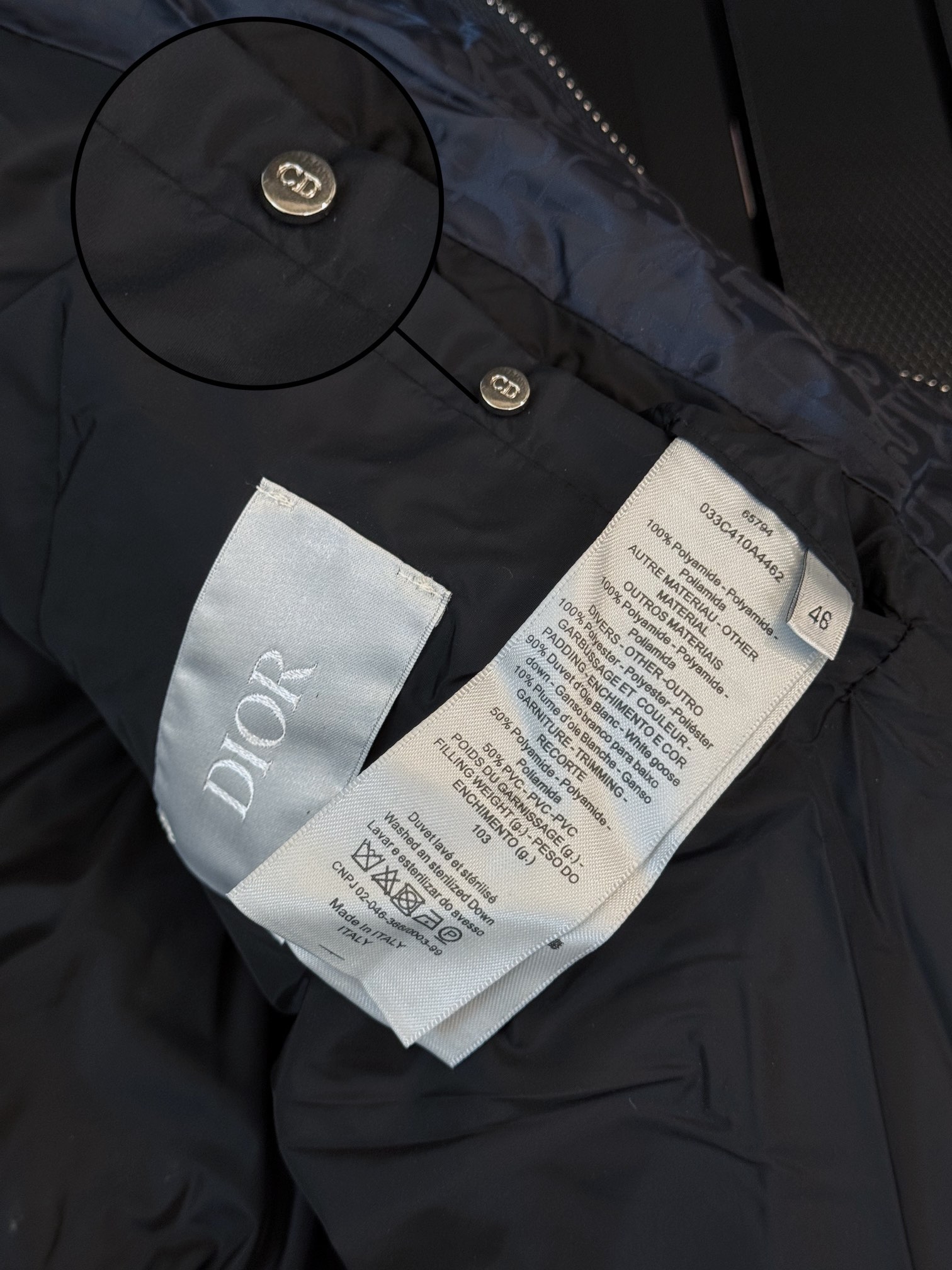 🅿420   💎黑色💎
             顶级品质
 六色齐发 羽绒上新⬆️ Dior 23FW oblique暗纹老花立领羽绒外套，专柜同款，一路都大火🔥老花羽绒服来啦🤩～
这是一款超复杂工艺的羽绒外套，定制面料周期长达50天之久，在原有的面料基础上，激光提花，使整件衣服凹凸有致，立体感更强，3D效果更加明显
✨此款面料手感俱佳，外套上的暗纹老花非常低调 面料呈现出暗纹光泽感，而且有极高的防水特性！实物质感更加完美， 定织高密度缎面尼龙材质 暗纹提花织法，简洁清爽，蓬感厚实，超强三防面料，防水防 污防尘！
✨ 满幅提花LOGO 超高级的奢华档次与逼格
 上身的帅气程度与吸睛指数绝对的NO.1
全定织提花LOGO科技面料，高密度的聚酯纤维 
 隔热轻薄型的新型面料，有着轻润的质感与细腻柔软的保暖性及透气性，特别是LOGO提花在不同的光线下产生明暗不同的光线交织！
满满暗花标志 低调中带有一丝昂贵 整体造型不会过于臃肿 防风防水 堪称冬季里的避风港😍
简约但不简单 秋冬搭配穿裹出门哦
✨内部填充了90蓬松度的白鹅绒，(90%白鹅绒➕10%白鹅毛)此类羽绒蓬感十足，保暖效果更佳，没有羽绒毛梗！连帽防风设计，舒适保暖！内里填充的白鹅绒 更是保暖抗寒的有力保证，至于羽绒所谓的异味气体 完全无忧，上身轻盈饱满 羽绒填充足够均衡，从而得到保暖的均一性！上身养眼非凡
✨全衣的五金采用的是原厂1V1定制钨金材质
皮标设计，热熔技术，一次成型

Size：S-3Xl （44-54 码）情侣款.
六色齐发：浅灰色/浅蓝色/藏青色/深灰色/黑色/深蓝色