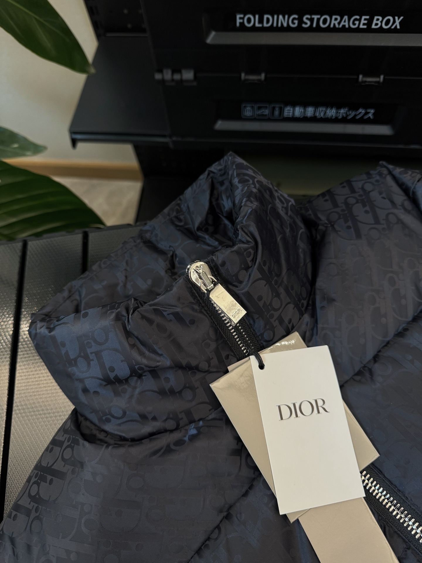 🅿420   💎黑色💎
             顶级品质
 六色齐发 羽绒上新⬆️ Dior 23FW oblique暗纹老花立领羽绒外套，专柜同款，一路都大火🔥老花羽绒服来啦🤩～
这是一款超复杂工艺的羽绒外套，定制面料周期长达50天之久，在原有的面料基础上，激光提花，使整件衣服凹凸有致，立体感更强，3D效果更加明显
✨此款面料手感俱佳，外套上的暗纹老花非常低调 面料呈现出暗纹光泽感，而且有极高的防水特性！实物质感更加完美， 定织高密度缎面尼龙材质 暗纹提花织法，简洁清爽，蓬感厚实，超强三防面料，防水防 污防尘！
✨ 满幅提花LOGO 超高级的奢华档次与逼格
 上身的帅气程度与吸睛指数绝对的NO.1
全定织提花LOGO科技面料，高密度的聚酯纤维 
 隔热轻薄型的新型面料，有着轻润的质感与细腻柔软的保暖性及透气性，特别是LOGO提花在不同的光线下产生明暗不同的光线交织！
满满暗花标志 低调中带有一丝昂贵 整体造型不会过于臃肿 防风防水 堪称冬季里的避风港😍
简约但不简单 秋冬搭配穿裹出门哦
✨内部填充了90蓬松度的白鹅绒，(90%白鹅绒➕10%白鹅毛)此类羽绒蓬感十足，保暖效果更佳，没有羽绒毛梗！连帽防风设计，舒适保暖！内里填充的白鹅绒 更是保暖抗寒的有力保证，至于羽绒所谓的异味气体 完全无忧，上身轻盈饱满 羽绒填充足够均衡，从而得到保暖的均一性！上身养眼非凡
✨全衣的五金采用的是原厂1V1定制钨金材质
皮标设计，热熔技术，一次成型

Size：S-3Xl （44-54 码）情侣款.
六色齐发：浅灰色/浅蓝色/藏青色/深灰色/黑色/深蓝色