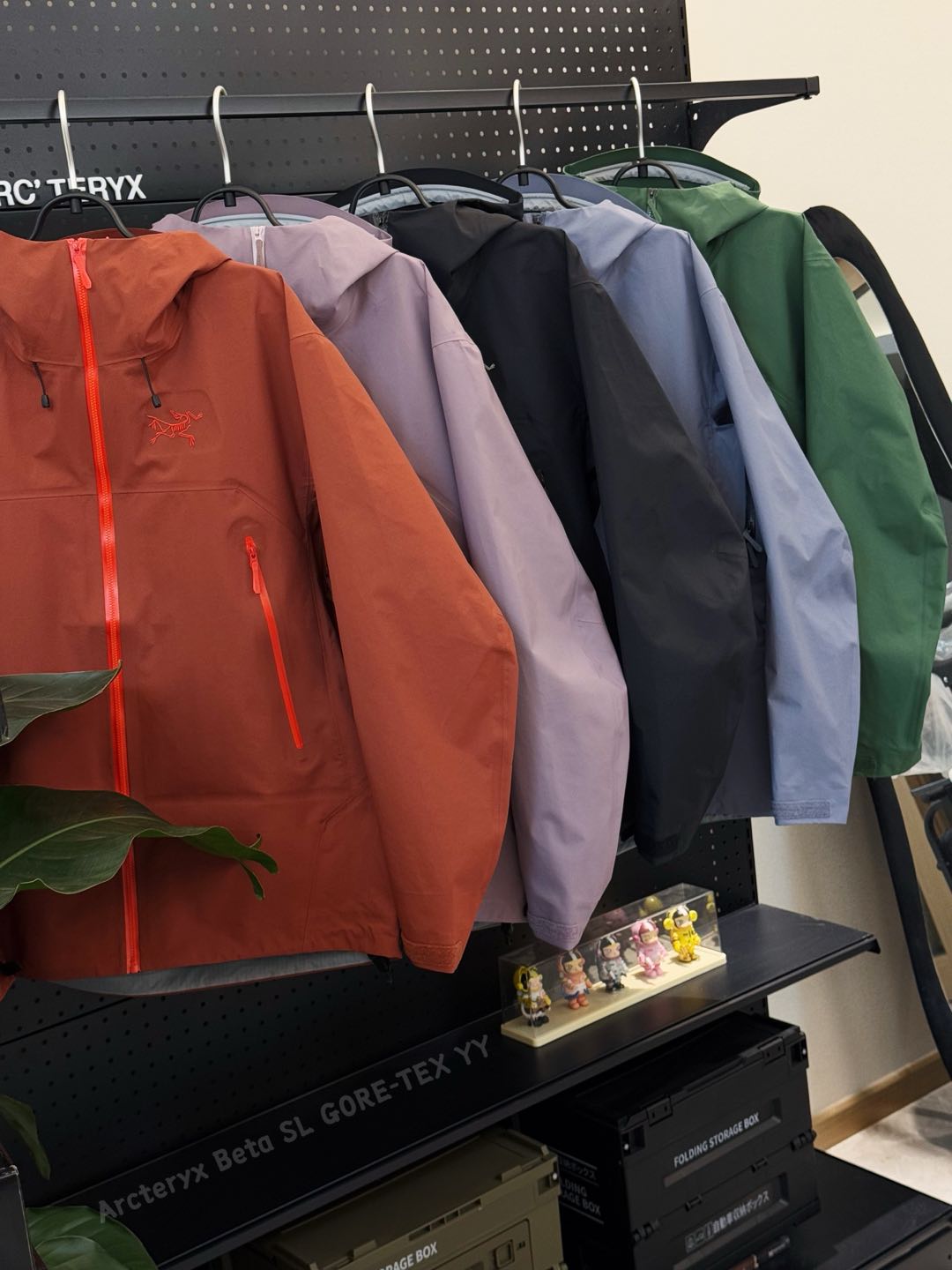 💰300  正常售后
新款Arcteryx始祖鸟  Beta系列 SL GORE-TEX 硬壳刺绣连帽防水防风透气冲锋衣 

鸟家25SS 最新款SL冲锋衣 不要再穿满大家的Lt了，和Lt 一样轻量适合城市通勤的新款户外冲锋衣上线，防风防水，全溢胶工艺，比基础宽Lt更加复杂

-Yb四次压胶工艺 整衣3D立体仿生学设计衣长臂弯， Tri-Durance防水防雨面料 ，自行区别市面先行版本 强力操作推荐入手

-代工厂跟单出品 代购指定版本📃 原档案原数据开发版型 -原包装原标🔍 全套辅料定制，整衣 腋下YKK双向拉链，五金全部开模定制，吊牌书说明解析 ，多联水洗。 

-这款SL 夹克设计简洁而通用，可提供高山环境所需的性能。采用bluesign@认证的采用带经编背衬N40P 13LGORE-TEX面料，轻薄而耐磨，防风、防水且透气，适合多种活动穿着。 

-头盔兼容StormHood™兜帽防护良好且不影响视线，插手口袋设有WaterTight™拉链，便于取放物品，腋下拉链便于快速通风，拼接设计使活动自如。 

-传统风琴交叉反向进入高山口袋设置在高位，VISLON中央正面拉链，可调节Velcro袖口魔术贴标签，兼容Zip-in，在胸前采用百达灵机器绣上了ARC TERYX徽标 

BETA：多用途服装适用于多种活动和环境。
GORE-TEX：防水、防风、透气面料可提供多面防护。 

颜色：黑色 红衫色  层云蓝 伊甸绿  星际紫
码数：S-XXL
胸围：112 116 120 124 128
衣长： 72 74 76 78 80
袖长：64.5 66 67.5 69 70.5 
肩宽：49.8 51 52.2 53.4 54.6 
女生直接最小码