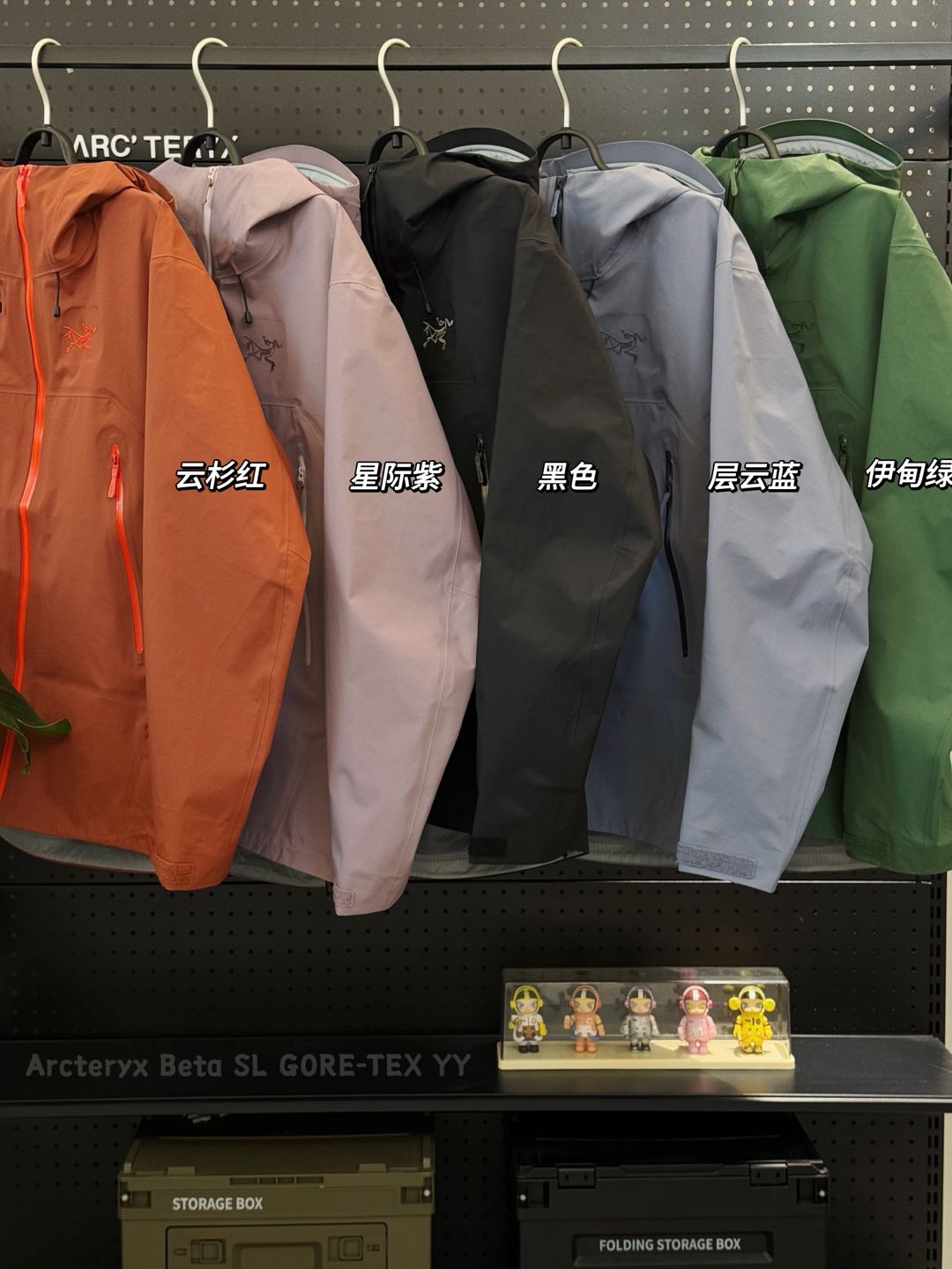 💰300  正常售后
新款Arcteryx始祖鸟  Beta系列 SL GORE-TEX 硬壳刺绣连帽防水防风透气冲锋衣 

鸟家25SS 最新款SL冲锋衣 不要再穿满大家的Lt了，和Lt 一样轻量适合城市通勤的新款户外冲锋衣上线，防风防水，全溢胶工艺，比基础宽Lt更加复杂

-Yb四次压胶工艺 整衣3D立体仿生学设计衣长臂弯， Tri-Durance防水防雨面料 ，自行区别市面先行版本 强力操作推荐入手

-代工厂跟单出品 代购指定版本📃 原档案原数据开发版型 -原包装原标🔍 全套辅料定制，整衣 腋下YKK双向拉链，五金全部开模定制，吊牌书说明解析 ，多联水洗。 

-这款SL 夹克设计简洁而通用，可提供高山环境所需的性能。采用bluesign@认证的采用带经编背衬N40P 13LGORE-TEX面料，轻薄而耐磨，防风、防水且透气，适合多种活动穿着。 

-头盔兼容StormHood™兜帽防护良好且不影响视线，插手口袋设有WaterTight™拉链，便于取放物品，腋下拉链便于快速通风，拼接设计使活动自如。 

-传统风琴交叉反向进入高山口袋设置在高位，VISLON中央正面拉链，可调节Velcro袖口魔术贴标签，兼容Zip-in，在胸前采用百达灵机器绣上了ARC TERYX徽标 

BETA：多用途服装适用于多种活动和环境。
GORE-TEX：防水、防风、透气面料可提供多面防护。 

颜色：黑色 红衫色  层云蓝 伊甸绿  星际紫
码数：S-XXL
胸围：112 116 120 124 128
衣长： 72 74 76 78 80
袖长：64.5 66 67.5 69 70.5 
肩宽：49.8 51 52.2 53.4 54.6 
女生直接最小码