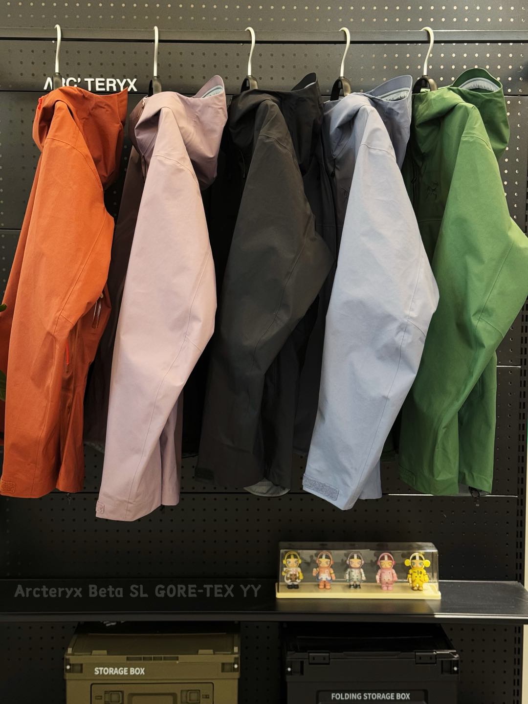 💰300  正常售后
新款Arcteryx始祖鸟  Beta系列 SL GORE-TEX 硬壳刺绣连帽防水防风透气冲锋衣 

鸟家25SS 最新款SL冲锋衣 不要再穿满大家的Lt了，和Lt 一样轻量适合城市通勤的新款户外冲锋衣上线，防风防水，全溢胶工艺，比基础宽Lt更加复杂

-Yb四次压胶工艺 整衣3D立体仿生学设计衣长臂弯， Tri-Durance防水防雨面料 ，自行区别市面先行版本 强力操作推荐入手

-代工厂跟单出品 代购指定版本📃 原档案原数据开发版型 -原包装原标🔍 全套辅料定制，整衣 腋下YKK双向拉链，五金全部开模定制，吊牌书说明解析 ，多联水洗。 

-这款SL 夹克设计简洁而通用，可提供高山环境所需的性能。采用bluesign@认证的采用带经编背衬N40P 13LGORE-TEX面料，轻薄而耐磨，防风、防水且透气，适合多种活动穿着。 

-头盔兼容StormHood™兜帽防护良好且不影响视线，插手口袋设有WaterTight™拉链，便于取放物品，腋下拉链便于快速通风，拼接设计使活动自如。 

-传统风琴交叉反向进入高山口袋设置在高位，VISLON中央正面拉链，可调节Velcro袖口魔术贴标签，兼容Zip-in，在胸前采用百达灵机器绣上了ARC TERYX徽标 

BETA：多用途服装适用于多种活动和环境。
GORE-TEX：防水、防风、透气面料可提供多面防护。 

颜色：黑色 红衫色  层云蓝 伊甸绿  星际紫
码数：S-XXL
胸围：112 116 120 124 128
衣长： 72 74 76 78 80
袖长：64.5 66 67.5 69 70.5 
肩宽：49.8 51 52.2 53.4 54.6 
女生直接最小码