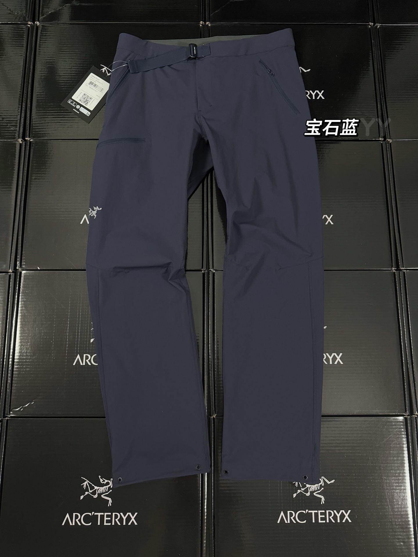 💰220(实价) 款号G10
裤长刚好!一年四季可穿!
为亚洲人量身打造的短款-S纯色通勤休闲户外登山全能百搭神裤!
【GAMMA系列 Gamma Pant】
采用客供高密度登山布面料!全身压胶工艺 裤脚可调节抽绳 腰带两用全能 一穿便知!
非常结实具备良好的透气性和运动自由度 优良的户外登山四面弹 ,耐磨防泼水的功能!
这款裤子的特点是/轻便//高弹力/防泼水/吸湿/排汗/弹力腰!
非常百搭,日常上班 户外运动都可以穿着 此款经过鸟家多位著名设计师设计,是时尚休闲与户外运动的完美结合
所以无论您平时穿或者户外穿都是您的选择。
腰带扣为金属扣腰带精美绝伦 裁剪采用立体三维裁剪 使每个部位都更加的合体舒适 斜插兜新加 YKK拉链 膝盖部分做了立体裁剪处理 更加适合运动。厚实大气 采用TerraTex进口四面弹面料、柔软舒适
多的不讲,你光看图就明白,这件很碉的,稀缺货 不是时时会有的东西
懂货的来!
品名:GAMMA系列 Gamma Pant 短款-S
颜色:黑色 石墨灰 宝石蓝 幽雾绿
尺码:30 32 34 36 (S-XL)
30: 腰围80cm 臀围100内缝长76 裤长101cm
32:腰围85cm 臀围105内缝长77 裤长103cm
34:腰围90cm 臀围110 内缝长78 裤长105cm
36:腰围95cm 臀围115 内缝长79 裤长107cm
模特试穿:
170 130斤 30码
170 150斤 32码
175 170斤 34码
180 190斤 36码
注意:如果您的尺寸介于两个尺码之间,如需较宽松款式,请选择较大的码数,如果需较修身款,则选择较小的码数。
腰围:有弹力和腰扣搭配有5公分范围可调节至最舒服的位置
裤长:裤脚可调节抽绳 有5公分范围可调节至最合适的位置