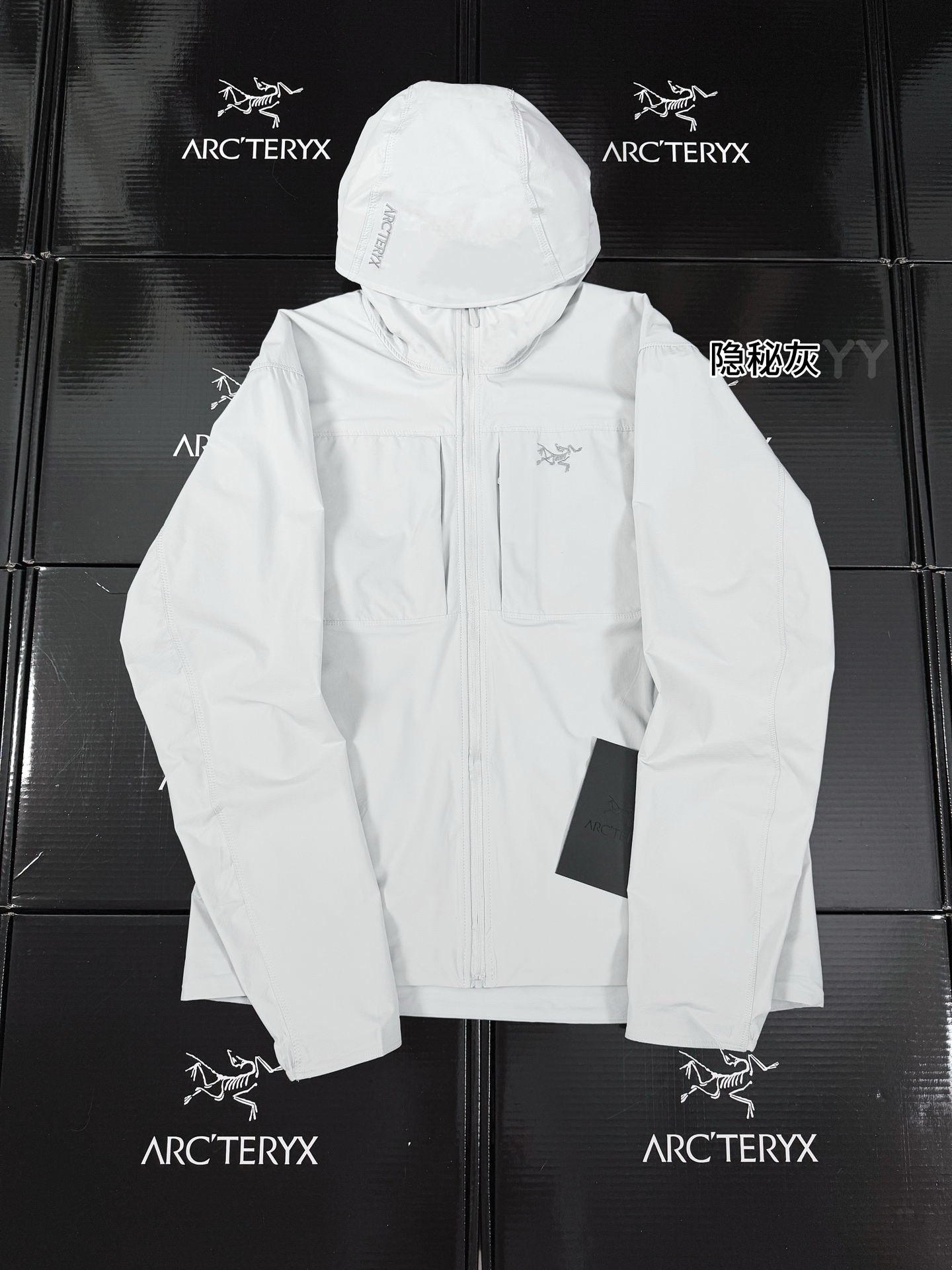 💰230 款号G21
顶级品质 2024年3月推出Gamma SL/升级版刺绣标Arcteryx Gamma LightWeight Hoody
全新改款设计 胸前口袋跟mx对齐!防风防泼水,UPF防晒50 % 春夏秋季轻透气软壳 !面料轻薄春夏秋可穿!
我称之为不加绒的伽马MX哈哈!
ARCTERYX 始祖鸟Gamma Lightweight Hoody 纯色连帽软壳春秋新款轻薄户外防风防晒夹克外套
徒步旅行可以是一次轻松的漫步,可以是一次前往偏远湖泊的旅行,也可以是一次登山或滑雪之旅的开端。无论是哪种徒步旅行,你都需要一款能适应多变微气候和天气的防护服。这款Gamma LightWeight 连帽衣就能满足这样的需求。其轻薄耐久的FortiusTM1.0双层组织面料具有四向弹力,且防风、防水、防晒.透气。StormHood兜帽提供保护的同时不会影响周边视线,拼接的修身剪裁和高效设计简洁。
Gamma LightWeight是Gamma软壳外套系列中薄的款式,面料四维弹力,防风防小雨,UPF防晒50 % 轻薄透气,适合春夏穿着。
尺码:S M L XL
颜色:隐秘灰 黑色
SIZE: S M L XL
肩宽: 48 50 52 54
胸围: 114 118 122 126
袖长: 64 65 66 67
前衣长:66 68 70 72
后衣长:70 72 76 80
建议尺寸为合身尺寸
S(130斤以内)
M(130-150斤)
L(150-170斤)
XL(170-190斤)