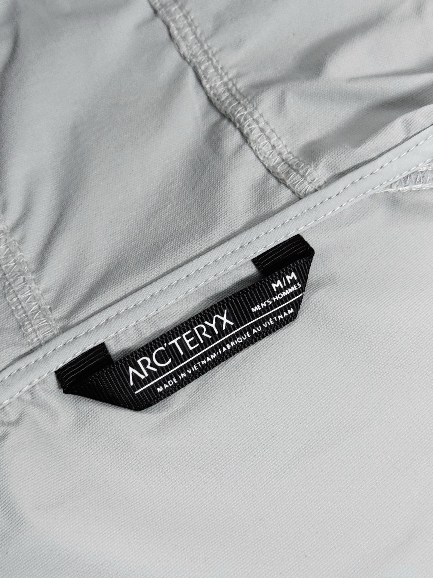 款号k11 顶级品质 2024年3月推出Gamma SL/升级版刺绣标Arcteryx Gamma LightWeight Hoody 全新改款设计 胸前口袋跟mx对齐!防风防泼水,UPF防晒50 % 春夏秋季轻透气软壳!面料轻薄春夏秋可穿! 我称之为不加绒的伽马MX哈哈! ARCTERYX 始祖鸟Gamma Lightweight Hoody 纯色连帽软壳春秋新款轻薄户外防风防晒夹克外套 徒步旅行可以是一次轻松的漫步,可以是一次前往偏远湖泊的旅行,也可以是一次登山或滑雪之旅的开端.无论是哪种徒步旅行,你都需要一款能适应多变微气候和天气的防护服.这款Gamma LightWeight 连帽衣就能满足这样的需求.其轻薄耐久的FortiusTM1.0双层组织面料具有四向弹力,且防风、防水、防晒.透气.StormHood兜帽提供保护的同时不会影响周边视线,拼接的修身剪裁和高效设计简洁. Gamma LightWeight是Gamma软壳外套系列中薄的款式,面料四维弹力,防风防小雨,UPF防晒50 % 轻薄透气,适合春夏穿着.  颜色:隐秘灰 黑色 肩宽: 48 50 52 54 胸围: 114 118 122 126 袖长: 64 65 66 67 前衣长:66 68 70 72 后衣长:70 72 76 80 建议尺寸为合身尺寸 S(130斤以内) M(130-150斤) L(150-170斤) XL(170-190斤)