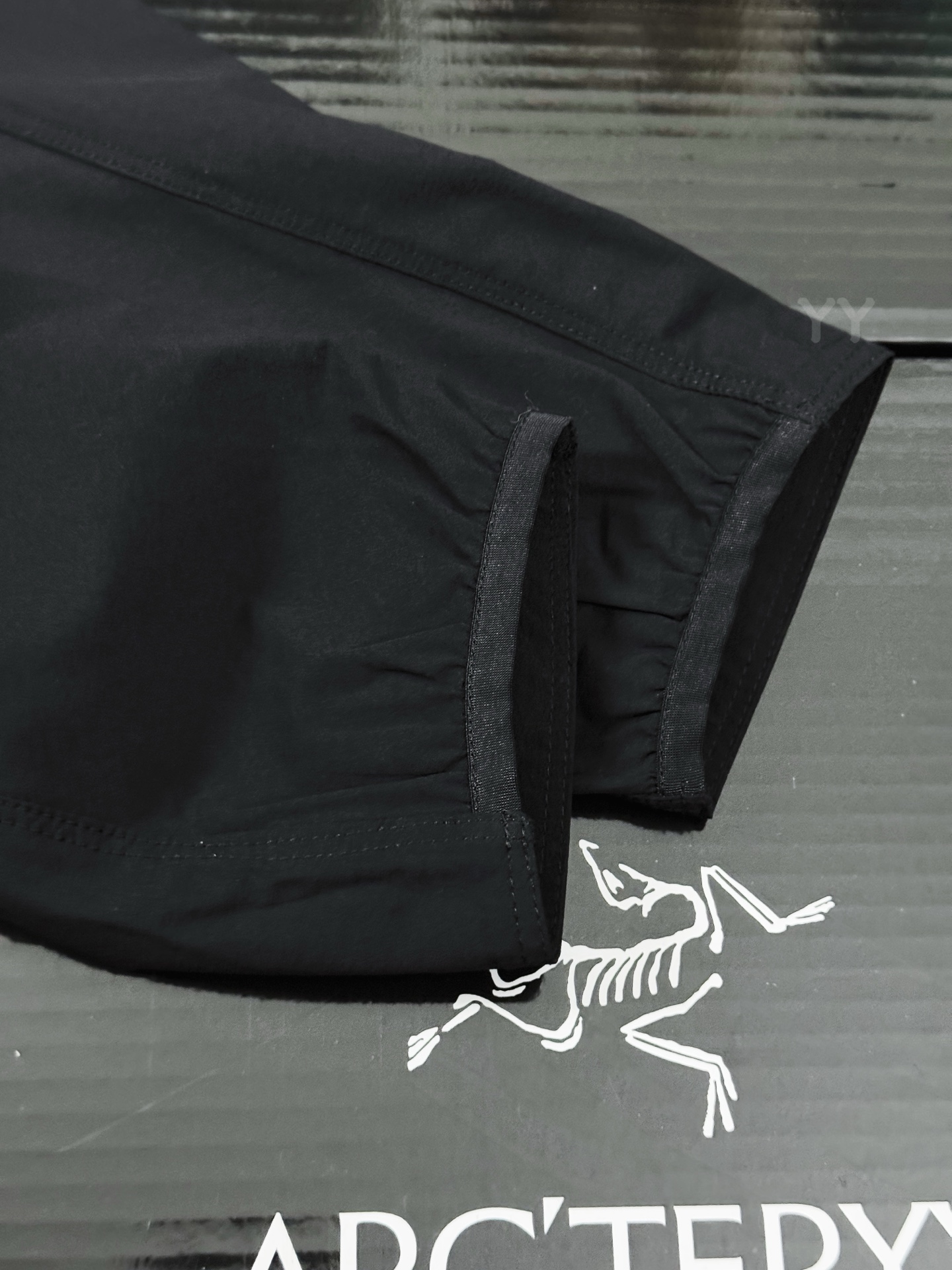 款号k11 顶级品质 2024年3月推出Gamma SL/升级版刺绣标Arcteryx Gamma LightWeight Hoody 全新改款设计 胸前口袋跟mx对齐!防风防泼水,UPF防晒50 % 春夏秋季轻透气软壳!面料轻薄春夏秋可穿! 我称之为不加绒的伽马MX哈哈! ARCTERYX 始祖鸟Gamma Lightweight Hoody 纯色连帽软壳春秋新款轻薄户外防风防晒夹克外套 徒步旅行可以是一次轻松的漫步,可以是一次前往偏远湖泊的旅行,也可以是一次登山或滑雪之旅的开端.无论是哪种徒步旅行,你都需要一款能适应多变微气候和天气的防护服.这款Gamma LightWeight 连帽衣就能满足这样的需求.其轻薄耐久的FortiusTM1.0双层组织面料具有四向弹力,且防风、防水、防晒.透气.StormHood兜帽提供保护的同时不会影响周边视线,拼接的修身剪裁和高效设计简洁. Gamma LightWeight是Gamma软壳外套系列中薄的款式,面料四维弹力,防风防小雨,UPF防晒50 % 轻薄透气,适合春夏穿着.  颜色:隐秘灰 琢石蓝 球藻绿 黑色 (⚠️只有黑色有XXL码) 肩宽: 48 50 52 54 胸围: 114 118 122 126 袖长: 64 65 66 67 前衣长:66 68 70 72 后衣长:70 72 76 80 建议尺寸为合身尺寸 S(130斤以内) M(130-150斤) L(150-170斤) XL(170-190斤) XXL(190-210斤)